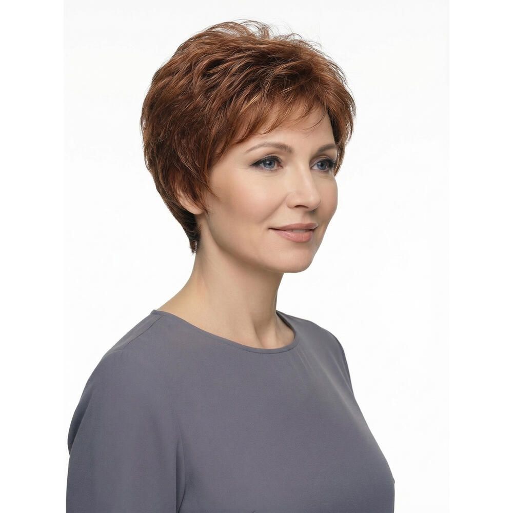 Kurzhaarperücke in Rotbraun. Die Perücke bedeckt den Kopf einer Frau. Sie trägt ein graues Oberteil.