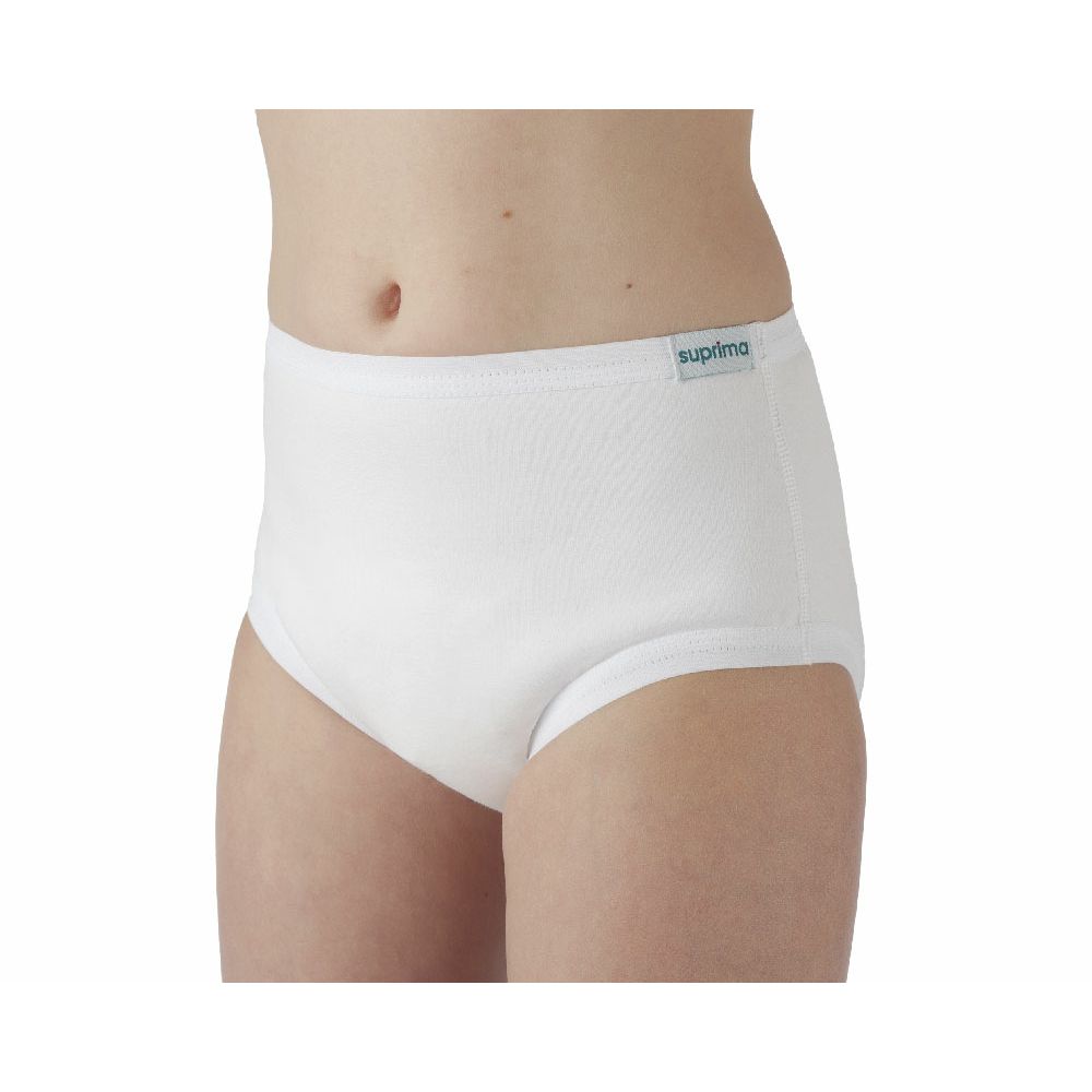 Weiße Unterhose mit Rippstruktur. Am Bund ist das Logo "suprima" zu sehen. Das Produkt wird von einer Person getragen.