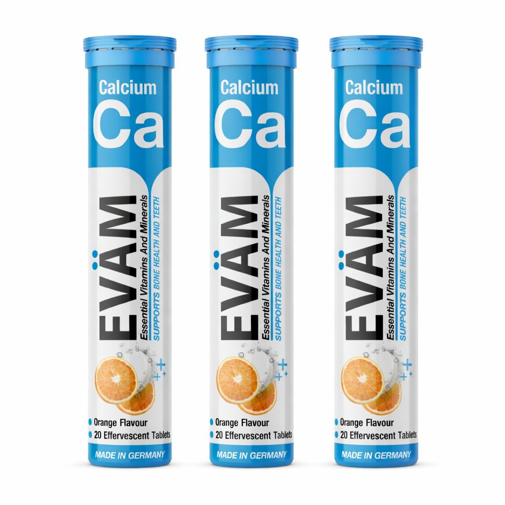Drei Calcium-Röhrchen. Aufschrift: EVÄM, Calcium, Orange Flavour. Enthält 20 Brausetabletten. Hergestellt in Deutschland.