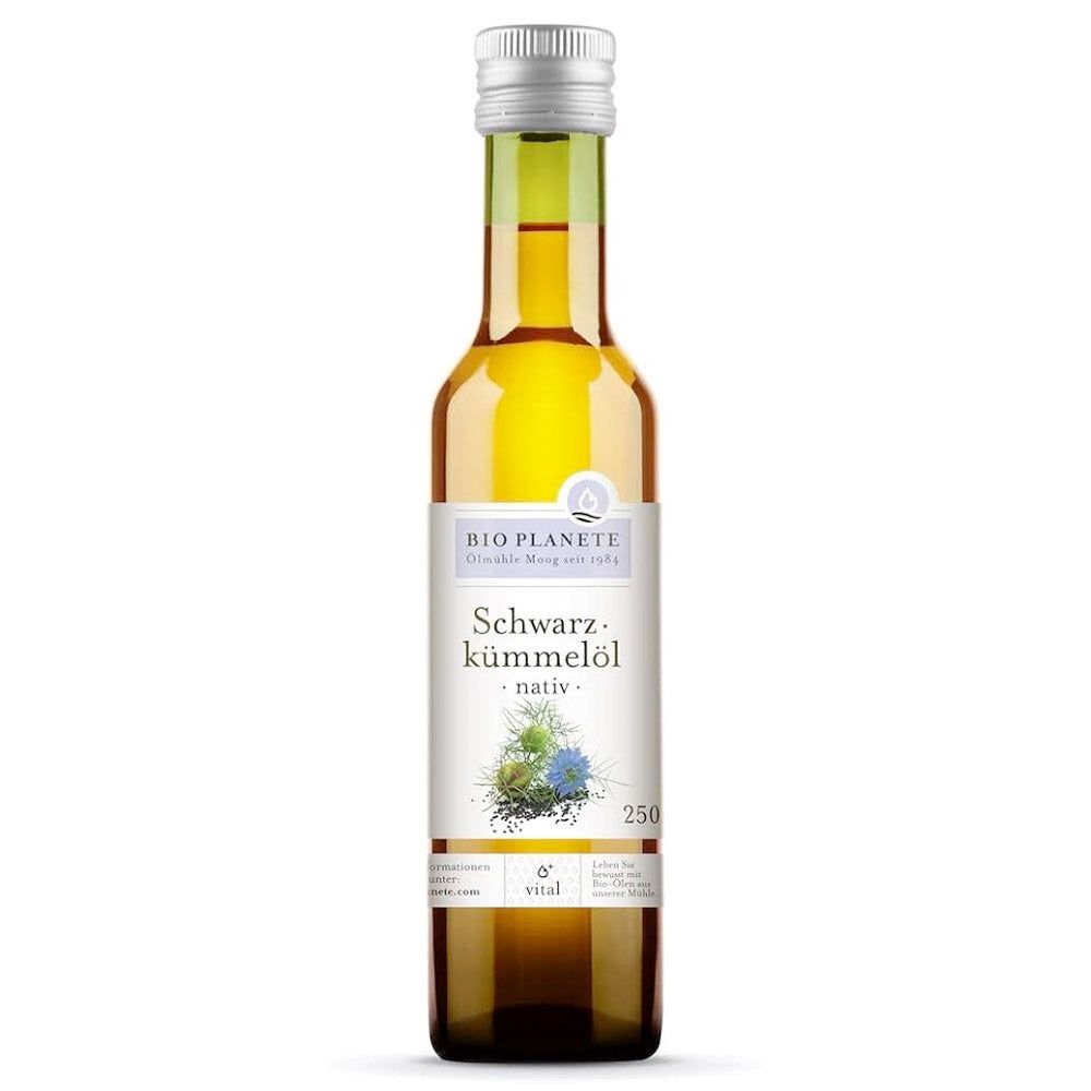Braune Glasflasche mit silbernem Deckel. Etikett mit Produktbezeichnung: Schwarzkümmelöl nativ. Marke: Bio Planète. 250 ml.