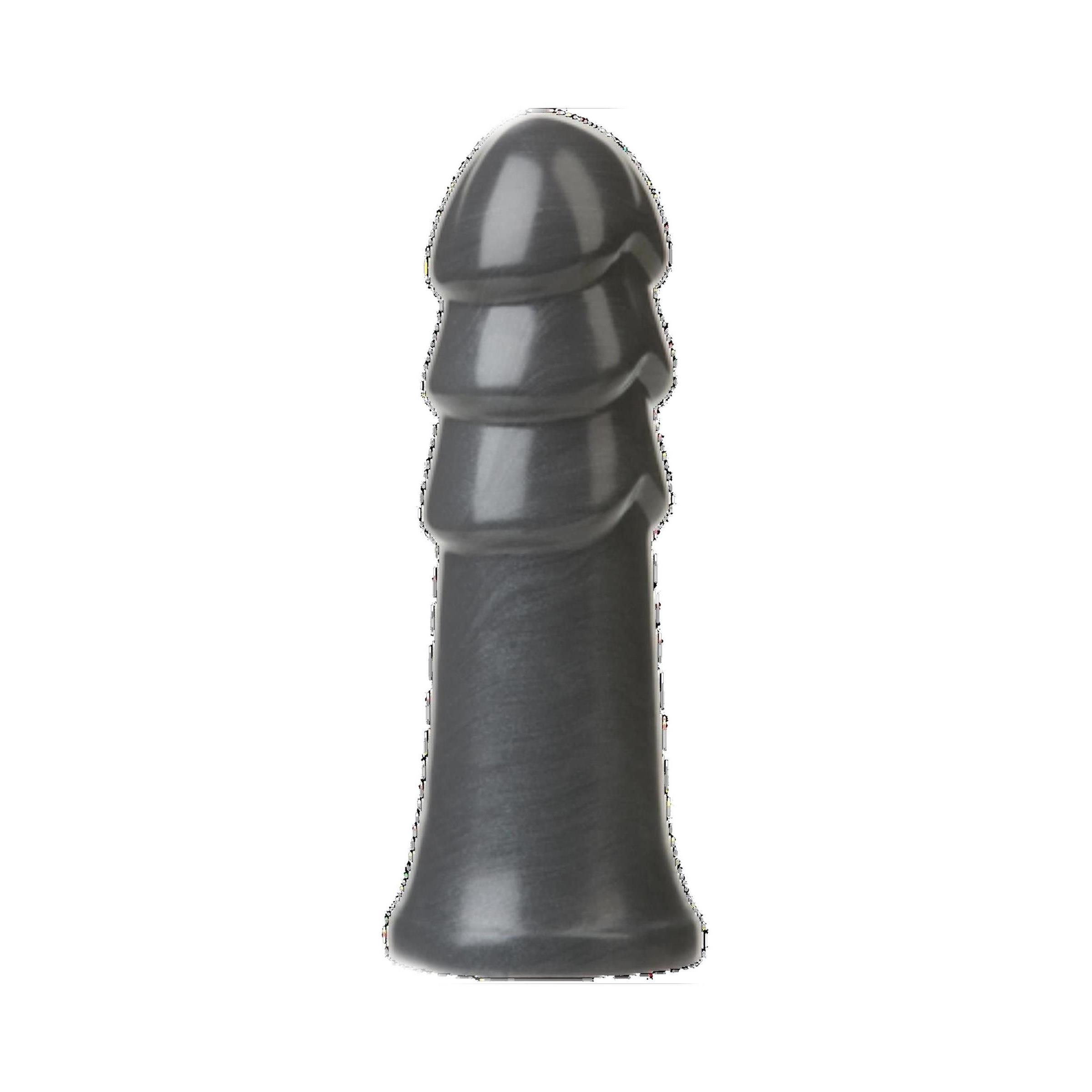 Grauer Butt Plug mit geriffeltem Design. Vertikale Ansicht, freigestellt auf weißem Hintergrund.