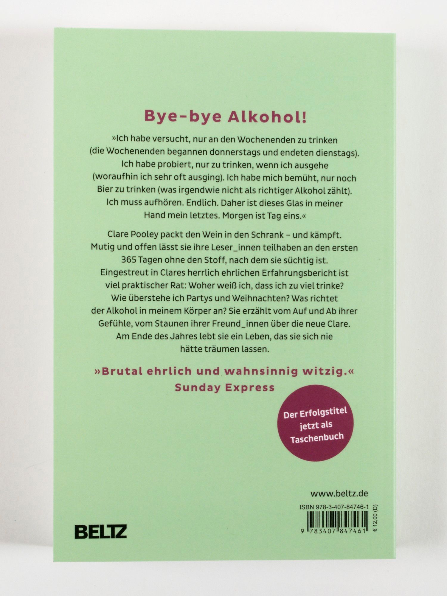 Buchrückseite mit Text. Titel: "Bye-bye Alkohol!". Zitat: "Brutal ehrlich und wahnsinnig witzig." Label: Der Erfolgstitel jetzt als Taschenbuch.