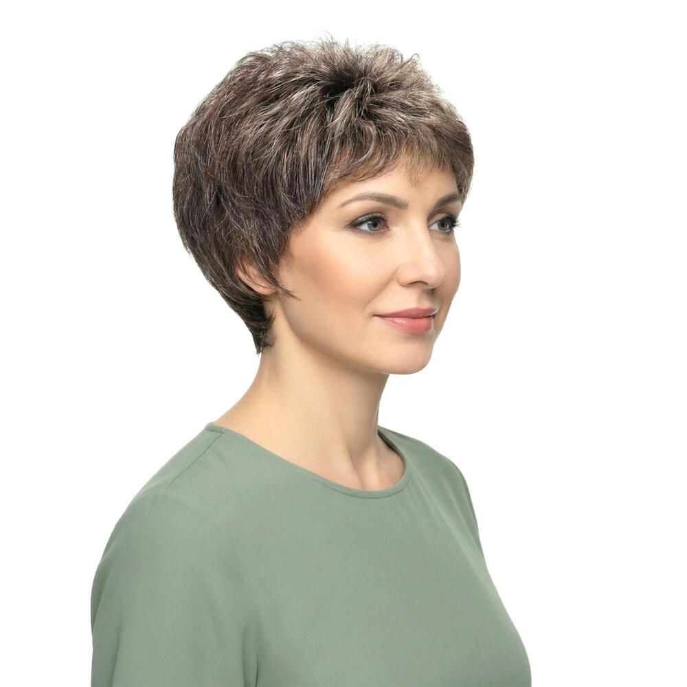 Kurzhaarperücke mit braun-grauen Strähnen. Frau mit grüner Bluse, Dreiviertelansicht.