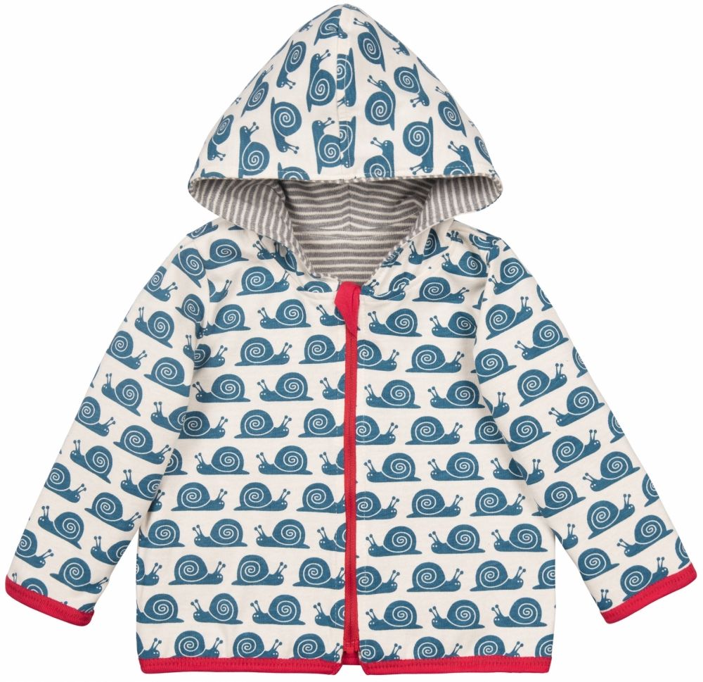 Wendejacke mit Schneckenmuster auf weißem Grund. Rote Einfassung und Reißverschluss. Kapuze mit Streifenmuster.