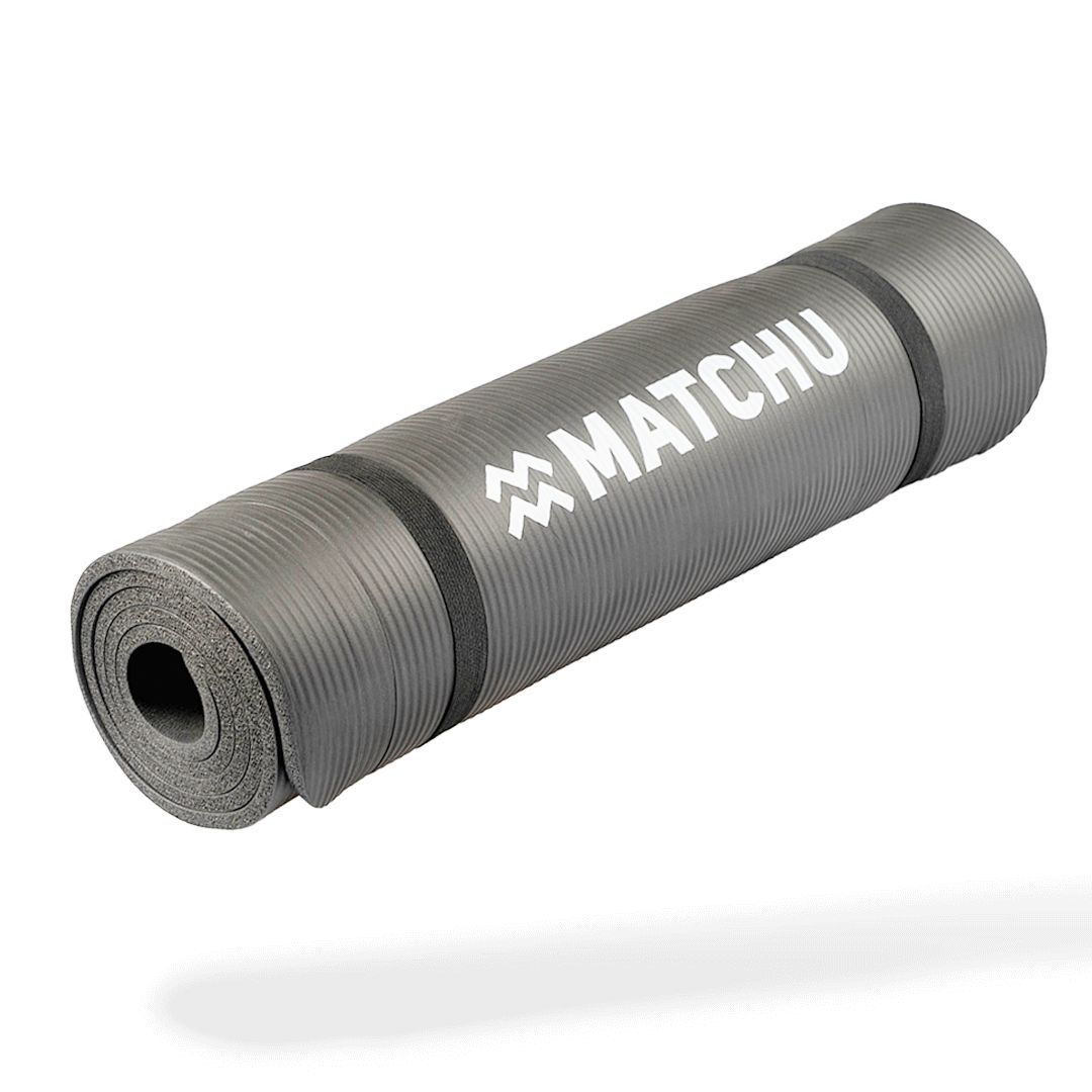 Gerollte graue Fitnessmatte mit schwarzem Band. Weißer "MATCHU"-Schriftzug. Auf weißem Hintergrund.