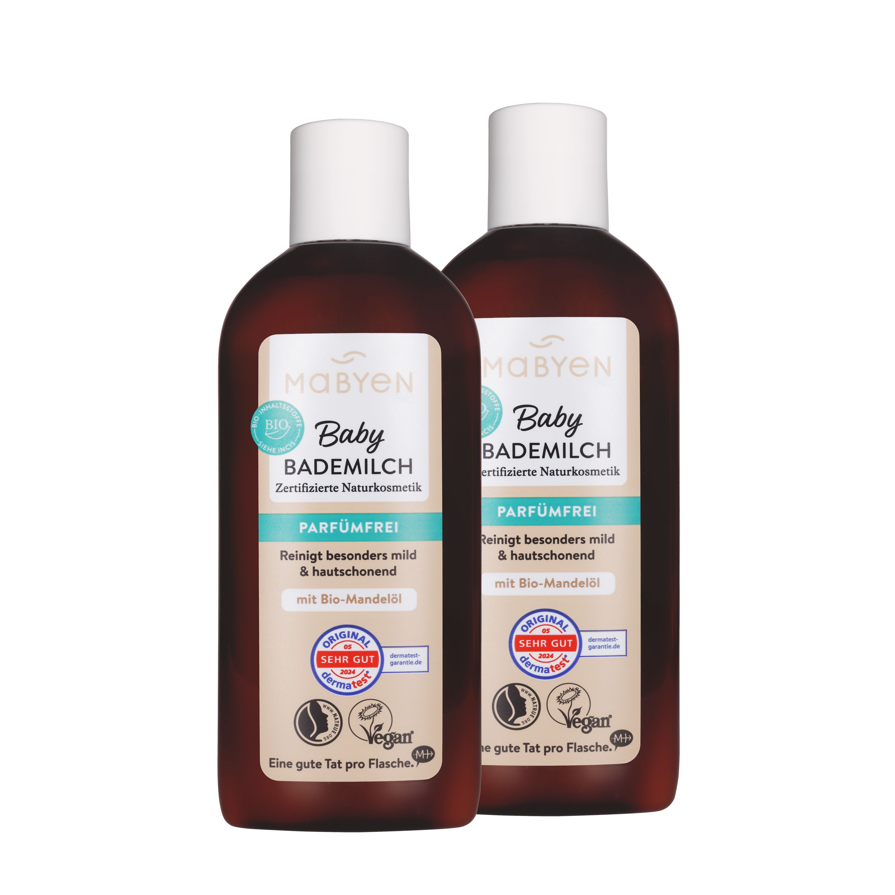 Zwei Flaschen Baby Bademilch mit weißem Deckel. Aufschrift: Baby Bademilch, parfümfrei, mit Bio-Mandelöl. Siegel: zertifizierte Naturkosmetik, vegan.