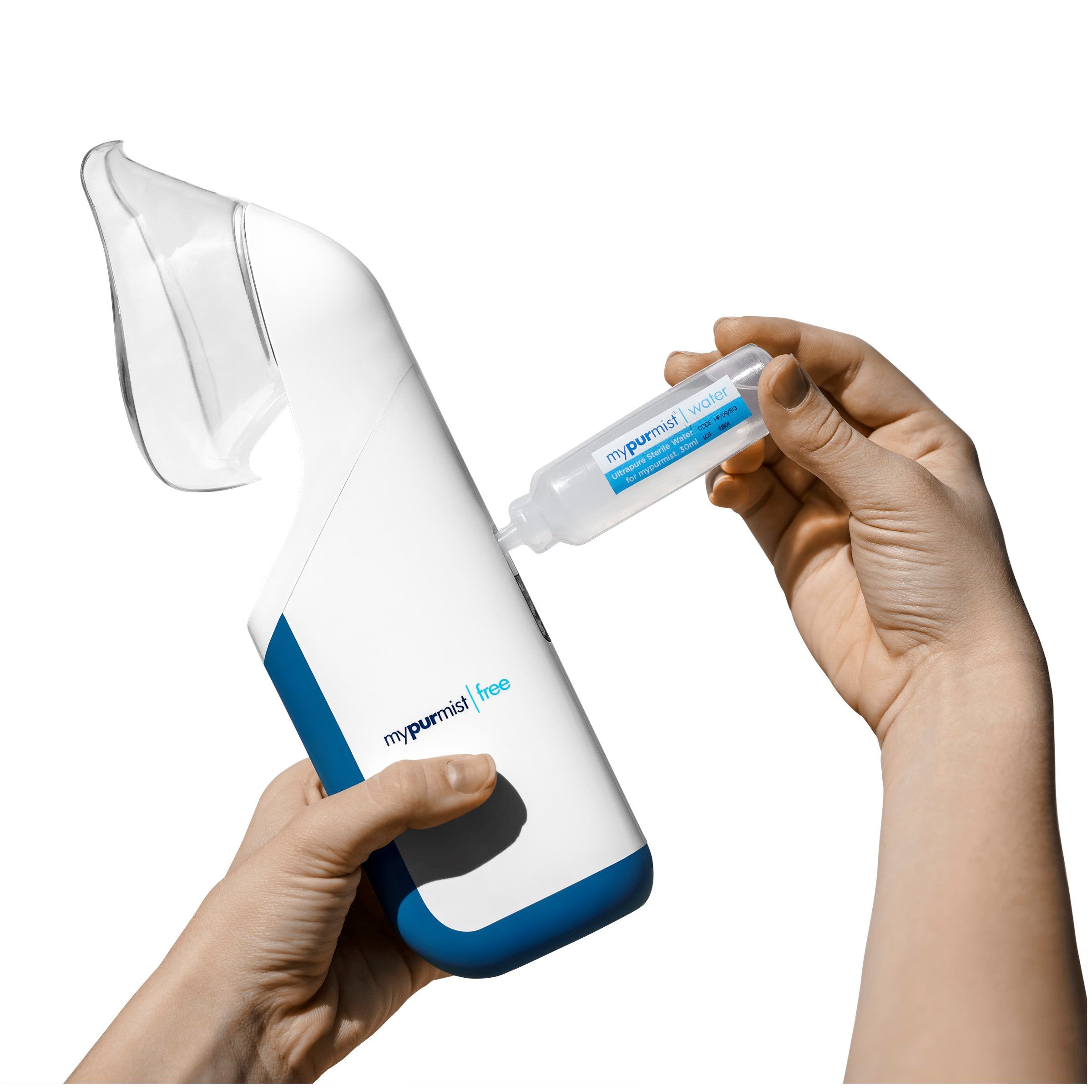 Hände befüllen einen weißen Inhalator mit einer Flüssigkeit aus einer Ampulle. Marke: mypurmist free. Der Inhalator hat blaue Akzente.
