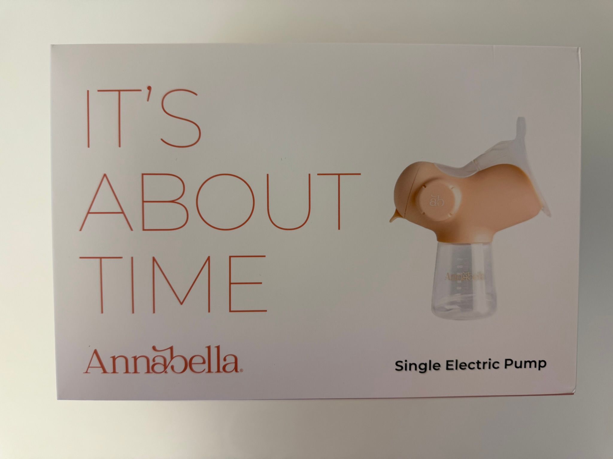 Verpackung der Milchpumpe. Text: IT'S ABOUT TIME. Annabella. Abbildung der Pumpe. Text: Single Electric Pump.