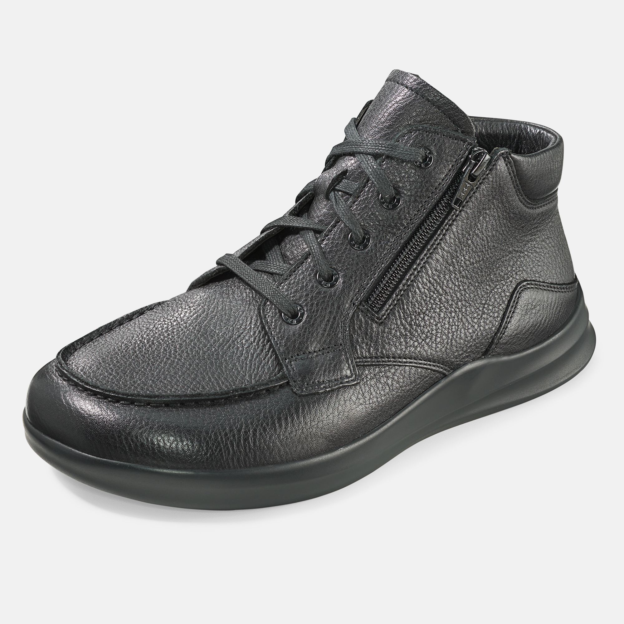 Schwarze Stiefelette mit Schnürsenkeln und Reißverschluss. Lederstruktur. Schuh von der Seite.