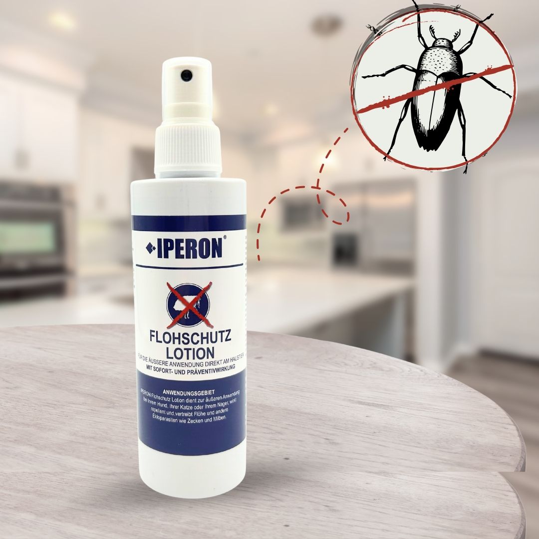 Eine Flasche IPERON® Flohschutz Lotion auf einem Holztisch, mit einem Flohsymbol im Kreis.