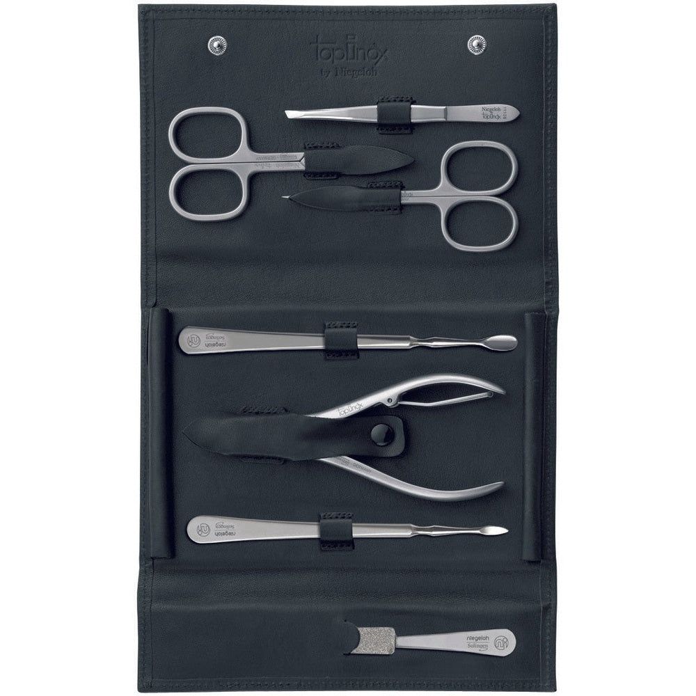 Schwarzes Etui mit Maniküre-Werkzeugen. Enthält Schere, Pinzette, Nagelhautschieber, Nagelknipser und Feile. Werkzeuge aus Metall.