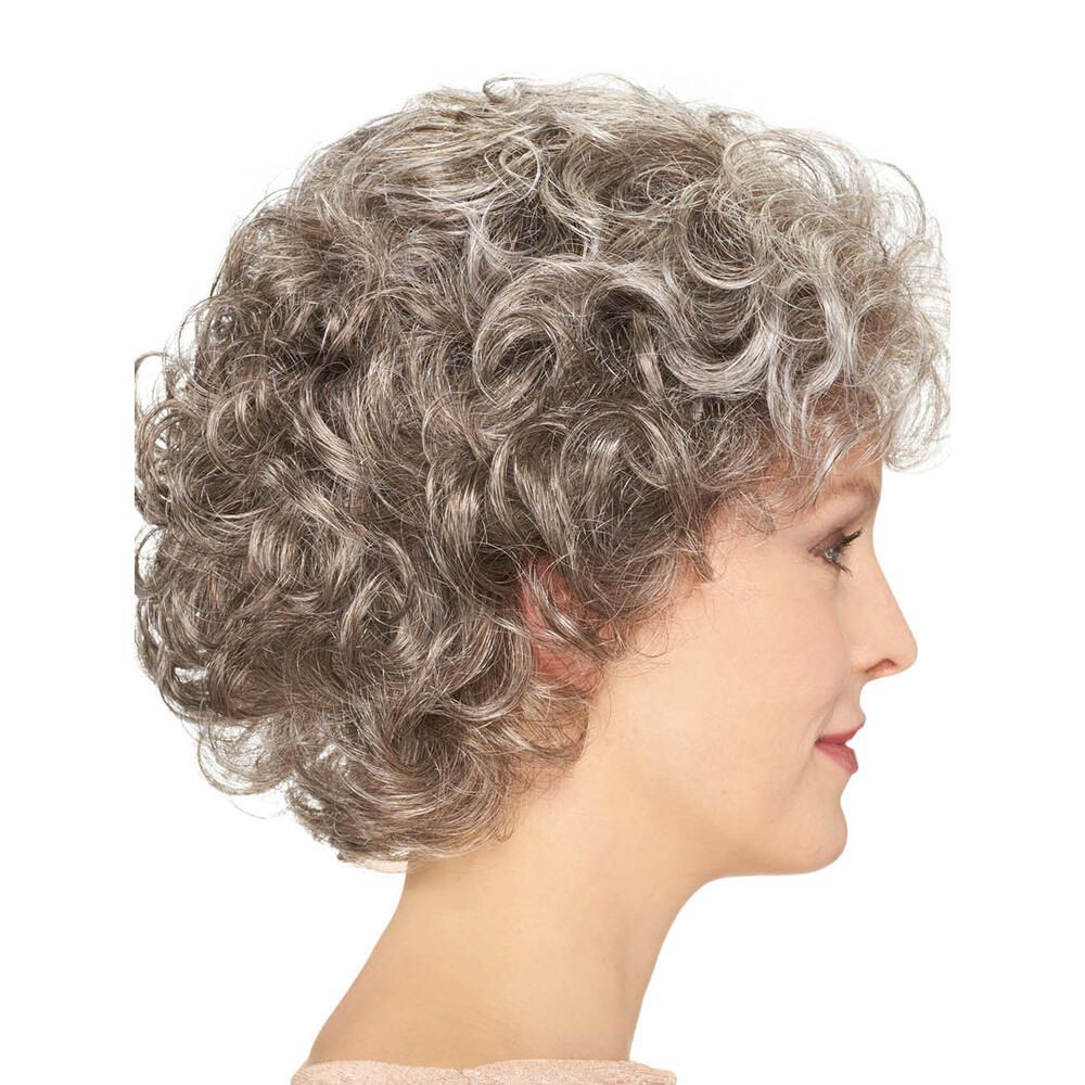 Graumelierte Perücke mit Locken, Seitenansicht. Frau mit hellem Oberteil. Weißer Hintergrund.