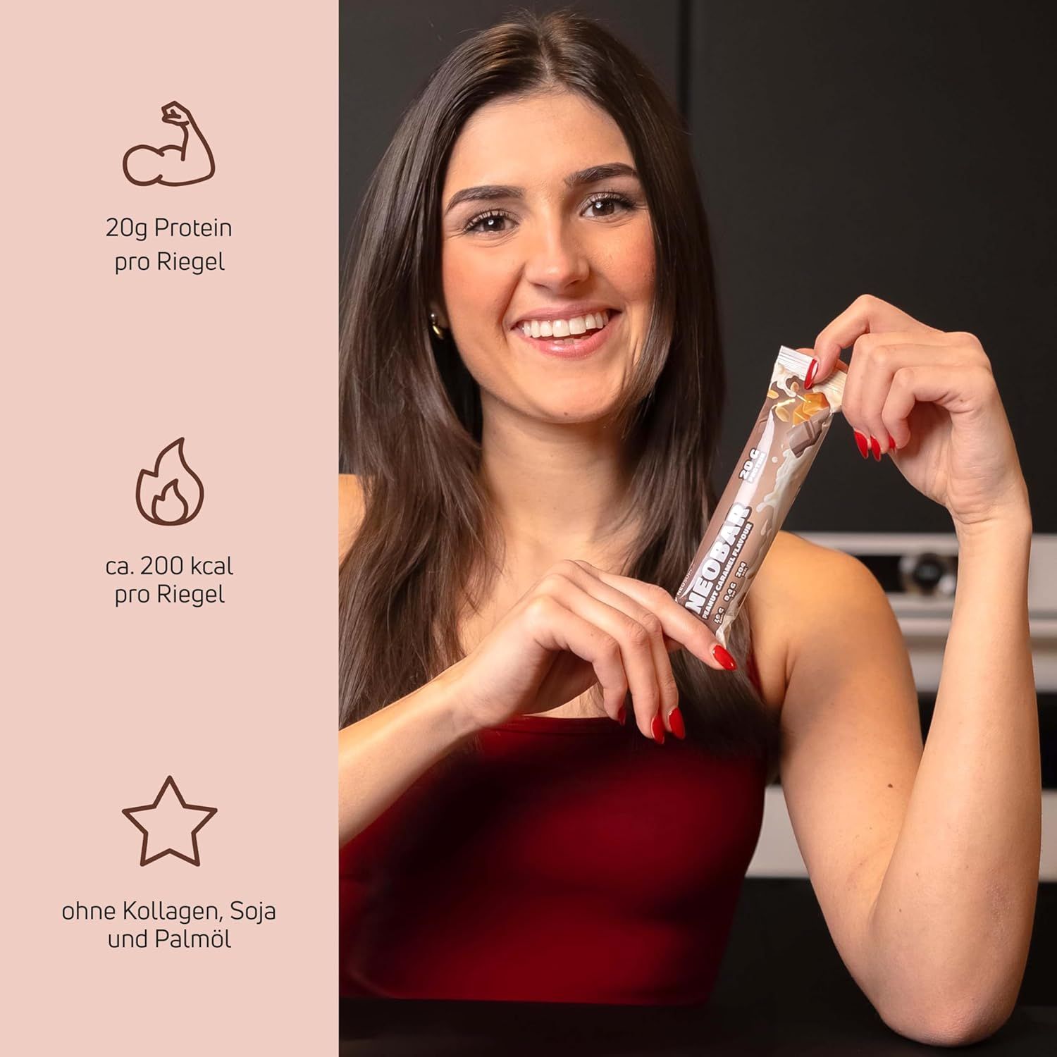 Frau hält NeoBar Proteinriegel. Aufschrift: 20g Protein, ca. 200 kcal, ohne Kollagen, Soja und Palmöl. Riegel in Verpackung.