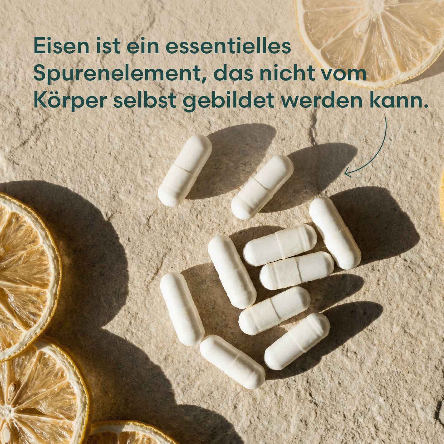 Weiße Kapseln auf hellem Hintergrund. Einige Kapseln sind sichtbar. Eisen ist ein essentielles Spurenelement.