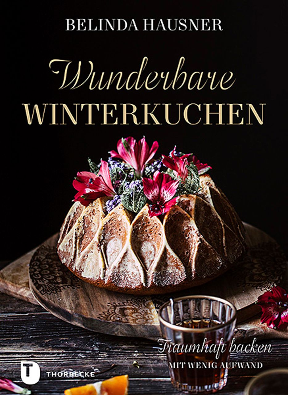 Buchcover mit Kuchen. Titel: Wunderbare Winterkuchen. Autor: Belinda Hausner. Auf dem Kuchen rote Blumen. Glas mit Getränk.