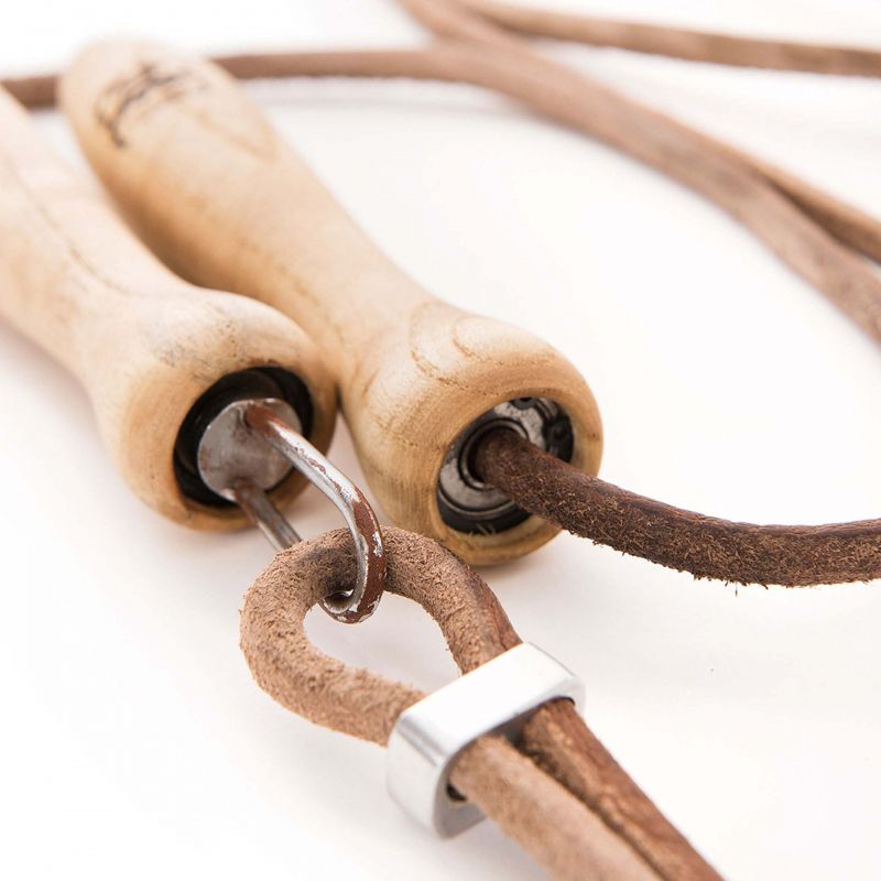 Nahaufnahme der Griffe eines Springseils. Holzgriffe mit Metallverbindungen und Lederseil.