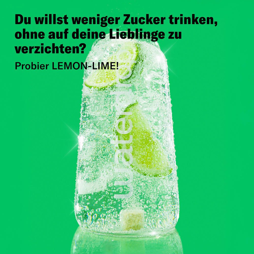Glas mit Wasser und Limettenscheiben. Ein waterdrop®-Würfel liegt im Glas. Grüner Hintergrund. Text: Lemon-Lime probieren!