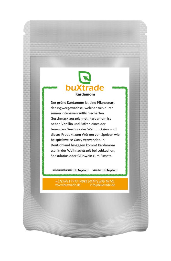 Beutel mit buXtrade Kardamom. Weißer Beutel mit Etikett. Text: Kardamom, buXtrade, grüne Schrift.
