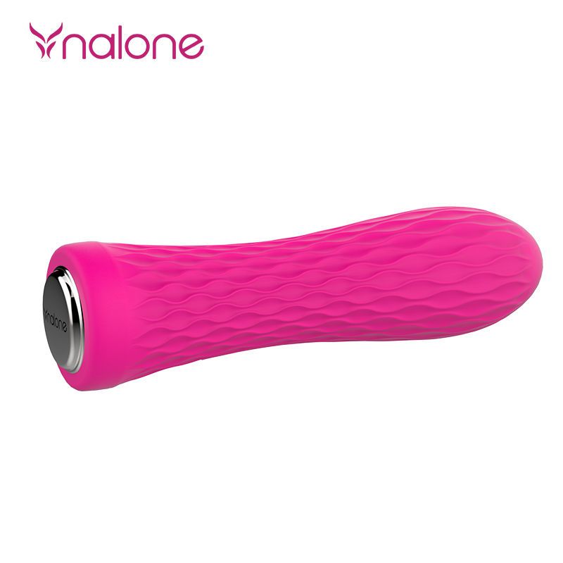 Pinkfarbener Vibrator mit geriffelter Oberfläche. Silberfarbener Endteil. Logo Nalone.