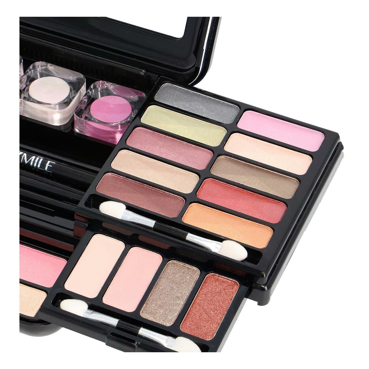 Nahaufnahme des geöffneten Make-up-Sets. Enthält Lidschatten, Puder und Applikatoren.