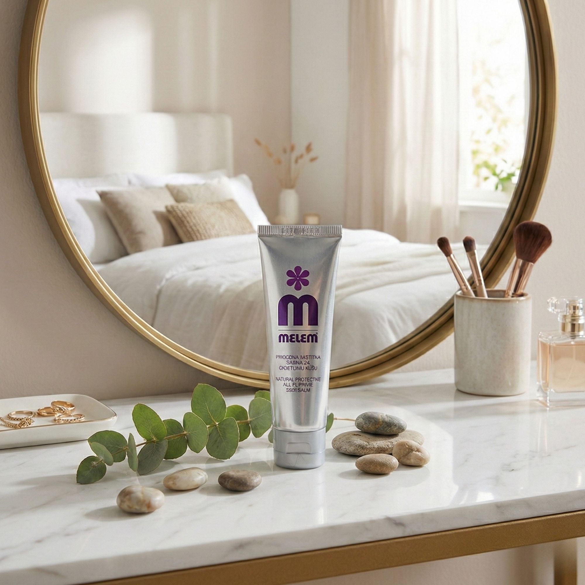 Silberne Tube mit lila Logo und Schriftzug MELEM auf einer Marmoroberfläche. Umgebung: Spiegel, Schmuck, Make-up.