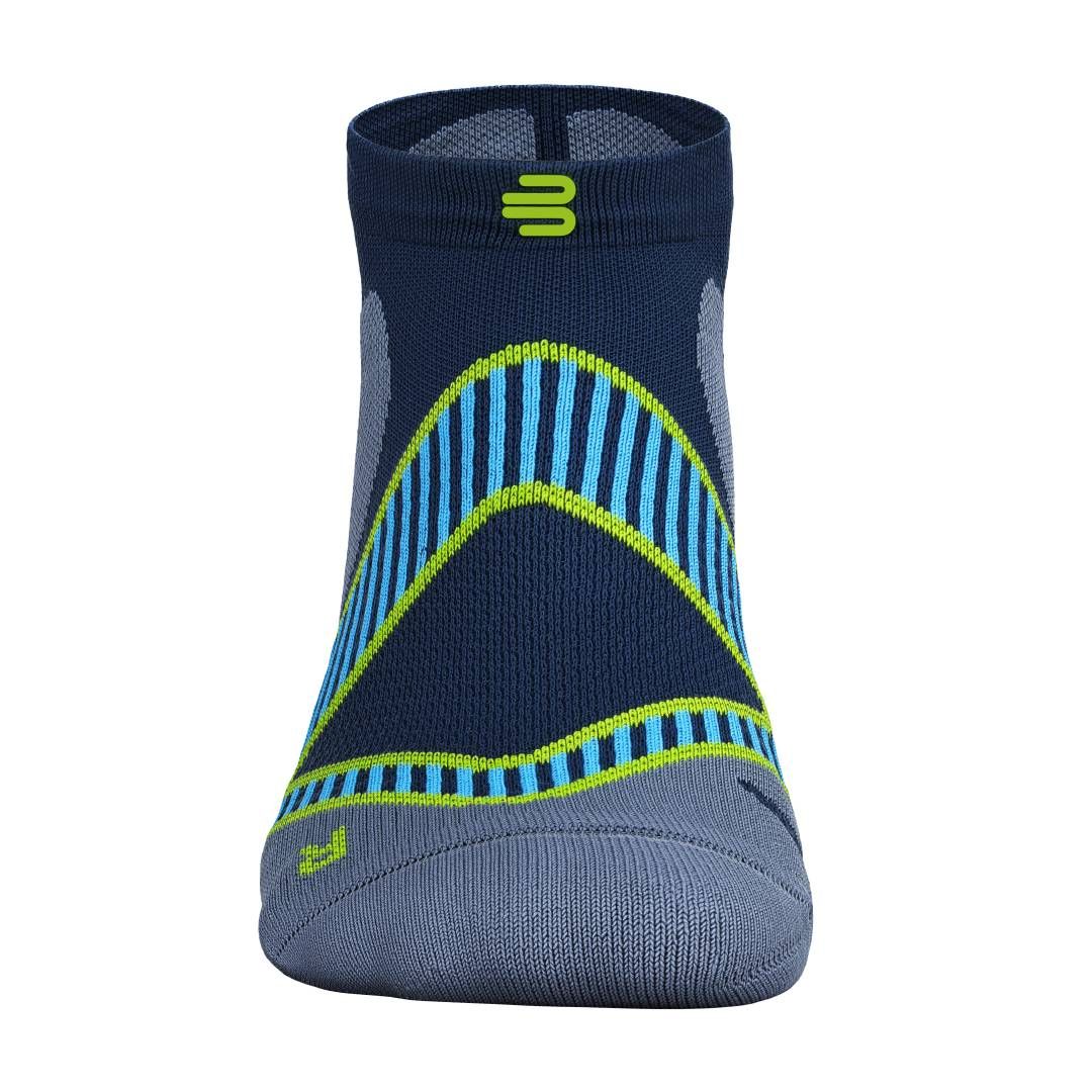 Laufsocke, Frontansicht. Blau mit hellblauen Streifen und gelben Akzenten. Logo oben. Grau an Ferse und Zehen.