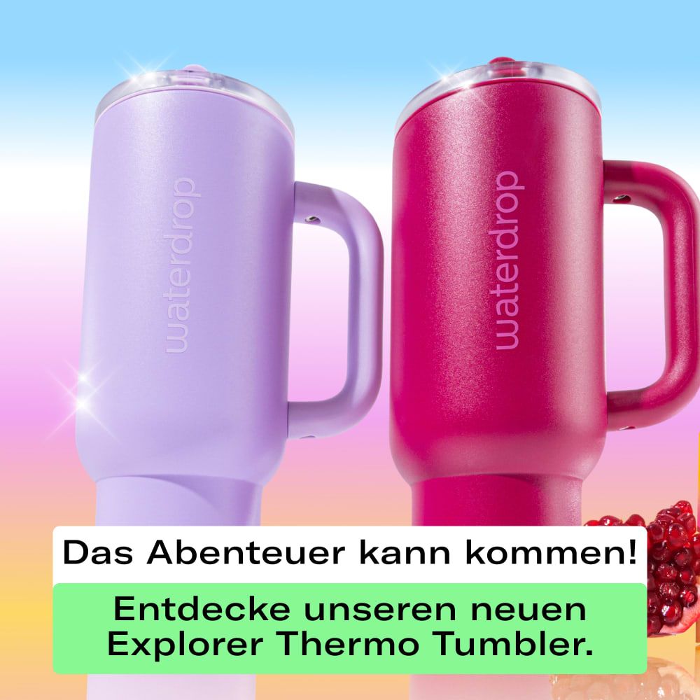 Zwei Isolierbecher in Lila und Pink mit Henkel und Deckel.