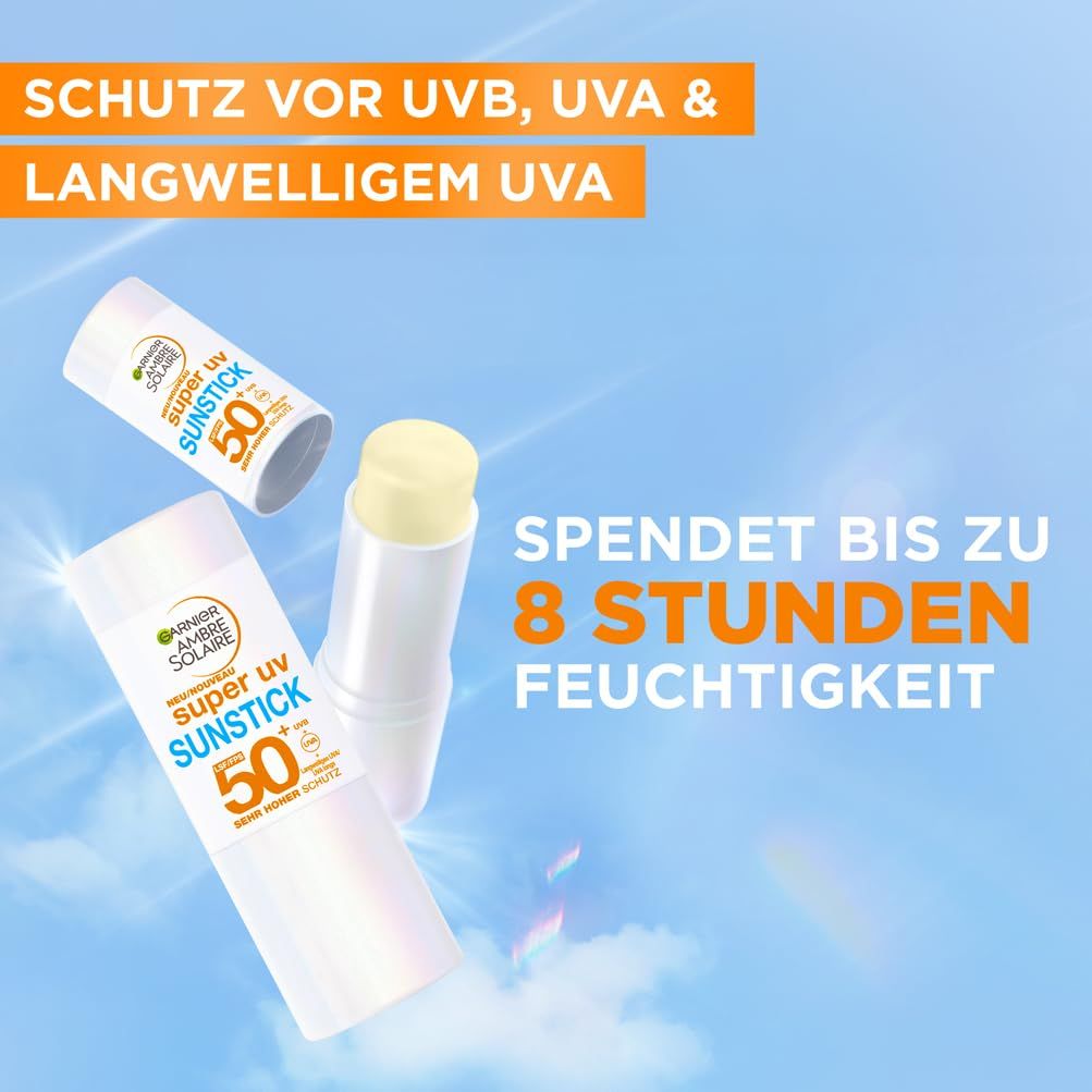 Drei Sunsticks vor blauem Hintergrund. Text: Schutz vor UVB, UVA & langwelligem UVA. Spendet bis zu 8 Stunden Feuchtigkeit.