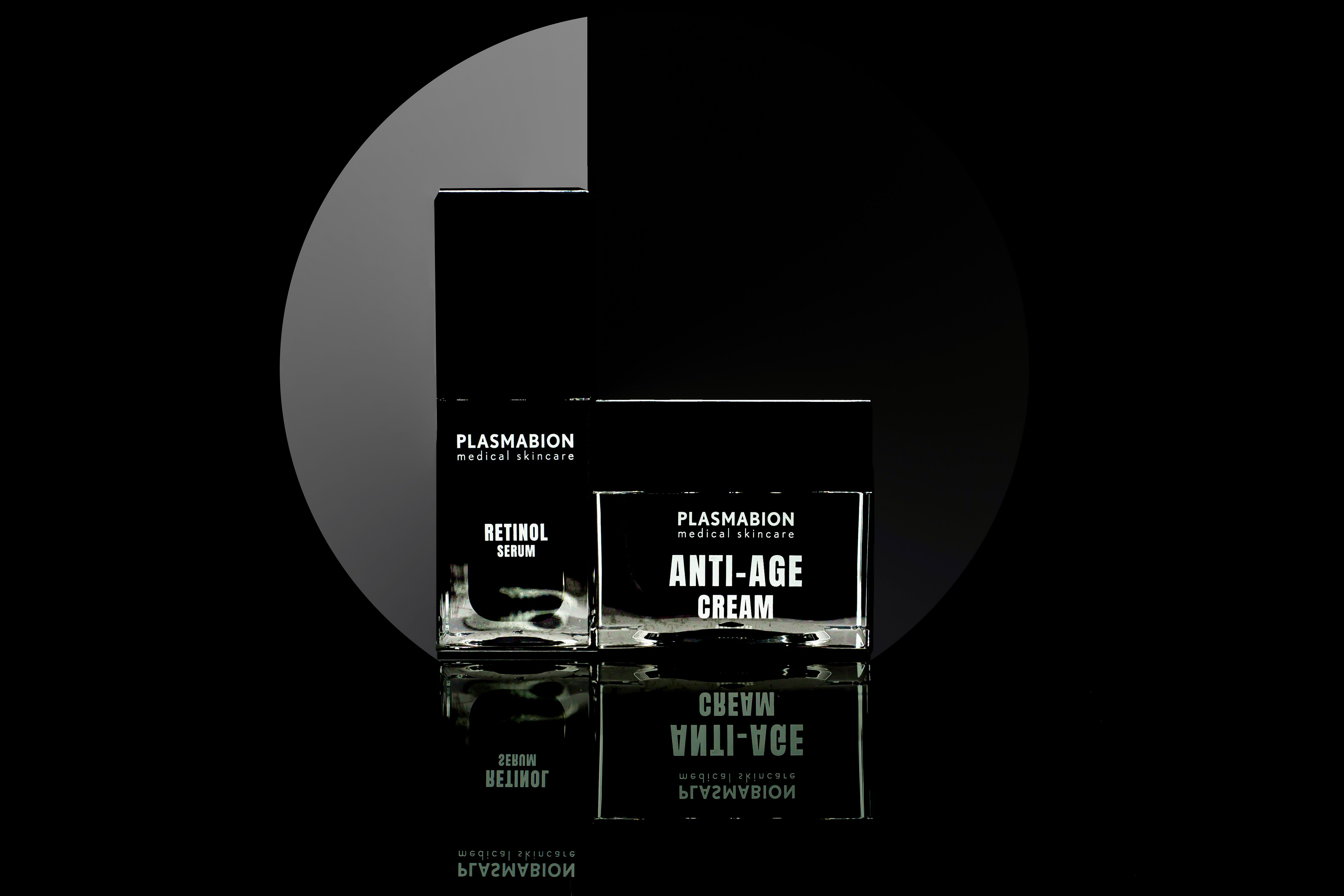 Zwei Kosmetikbehälter. Aufschrift: PLASMABION, RETINOL SERUM und ANTI-AGE CREAM.