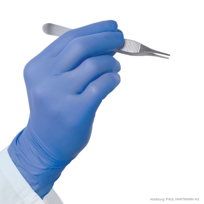 Blauer Einweghandschuh mit Pinzette. Der Handschuh ist aus Nitril.