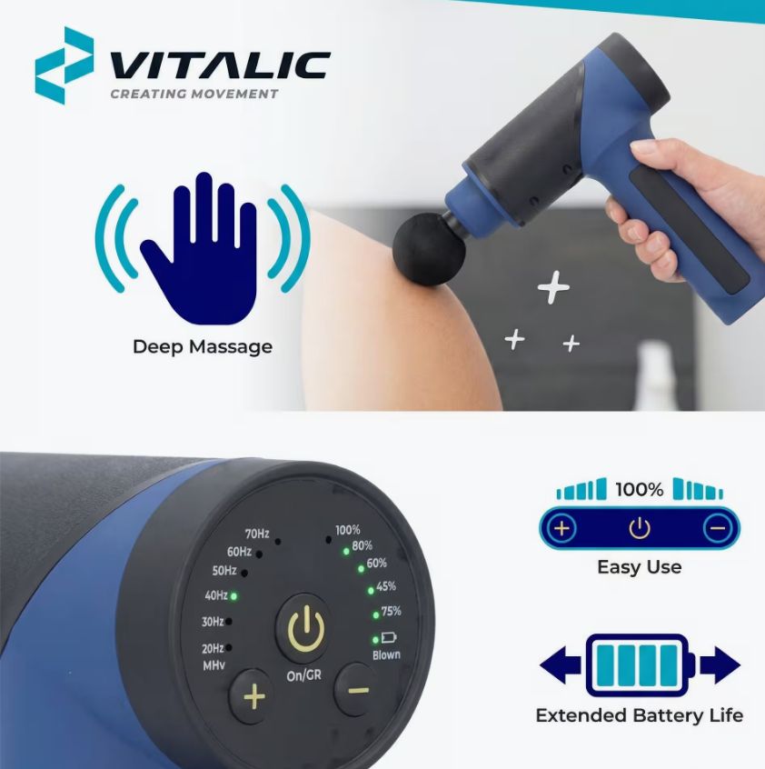 Blau-schwarze Massagepistole. Bedienfeld mit Tasten und LEDs. VITALIC Logo. Hand demonstriert Anwendung. Symbole für Funktionen.