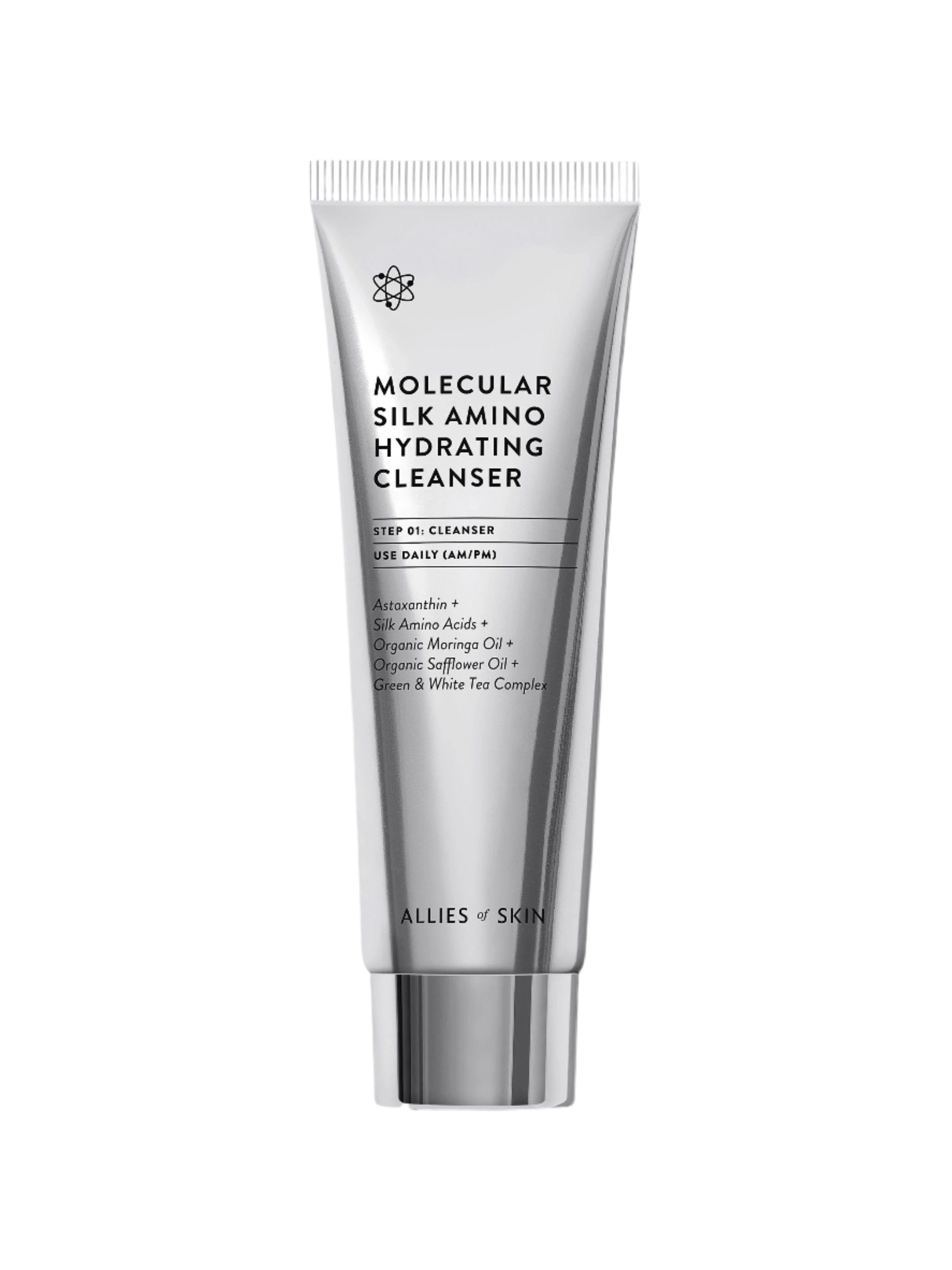 Silberne Tube mit schwarzer Schrift. Enthält „Molecular Silk Amino Hydrating Cleanser“ und „ALLIES OF SKIN“.