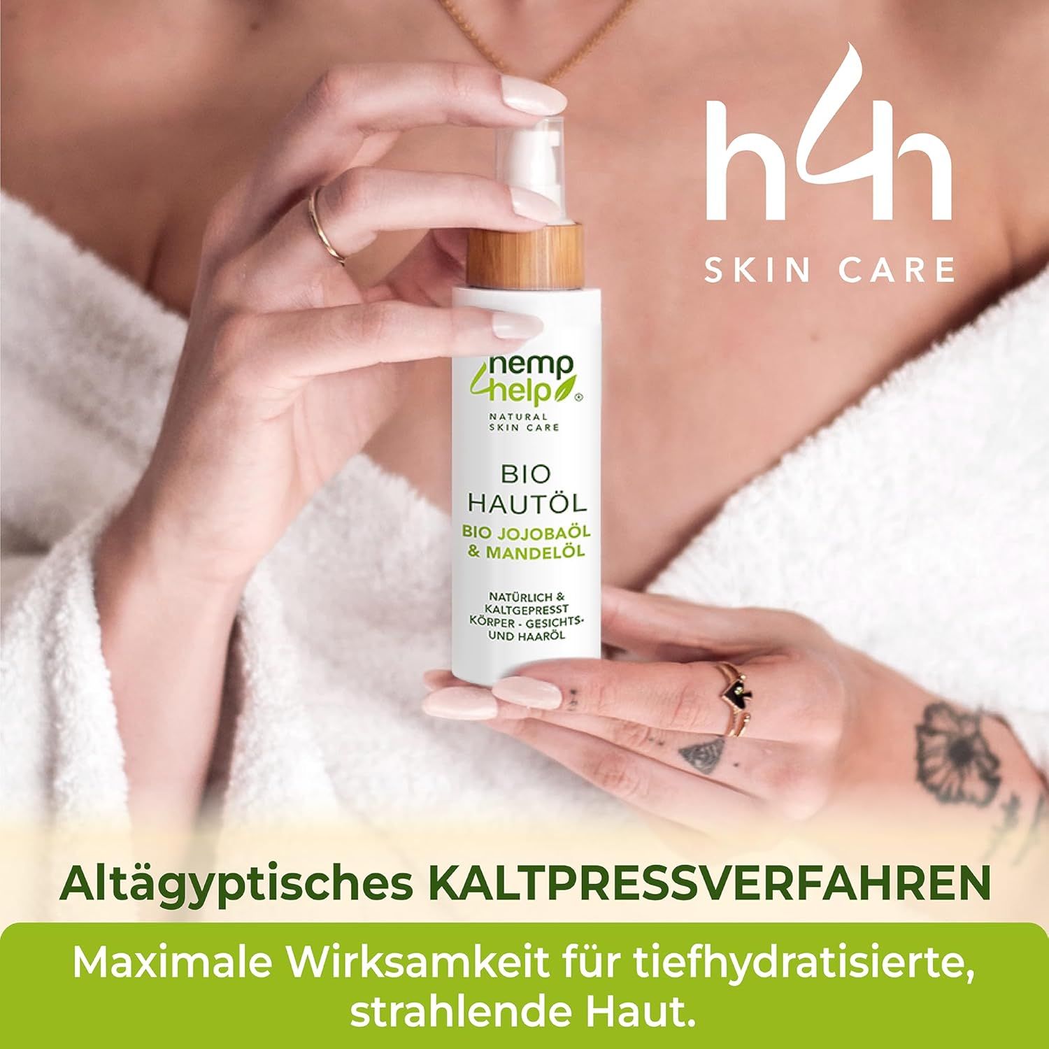 Frau hält Produktflasche. Aufschrift: Bio Hautöl. Text: Altägyptisches Kaltpressverfahren. Maximale Wirksamkeit für tiefhydratisierte, strahlende Haut.