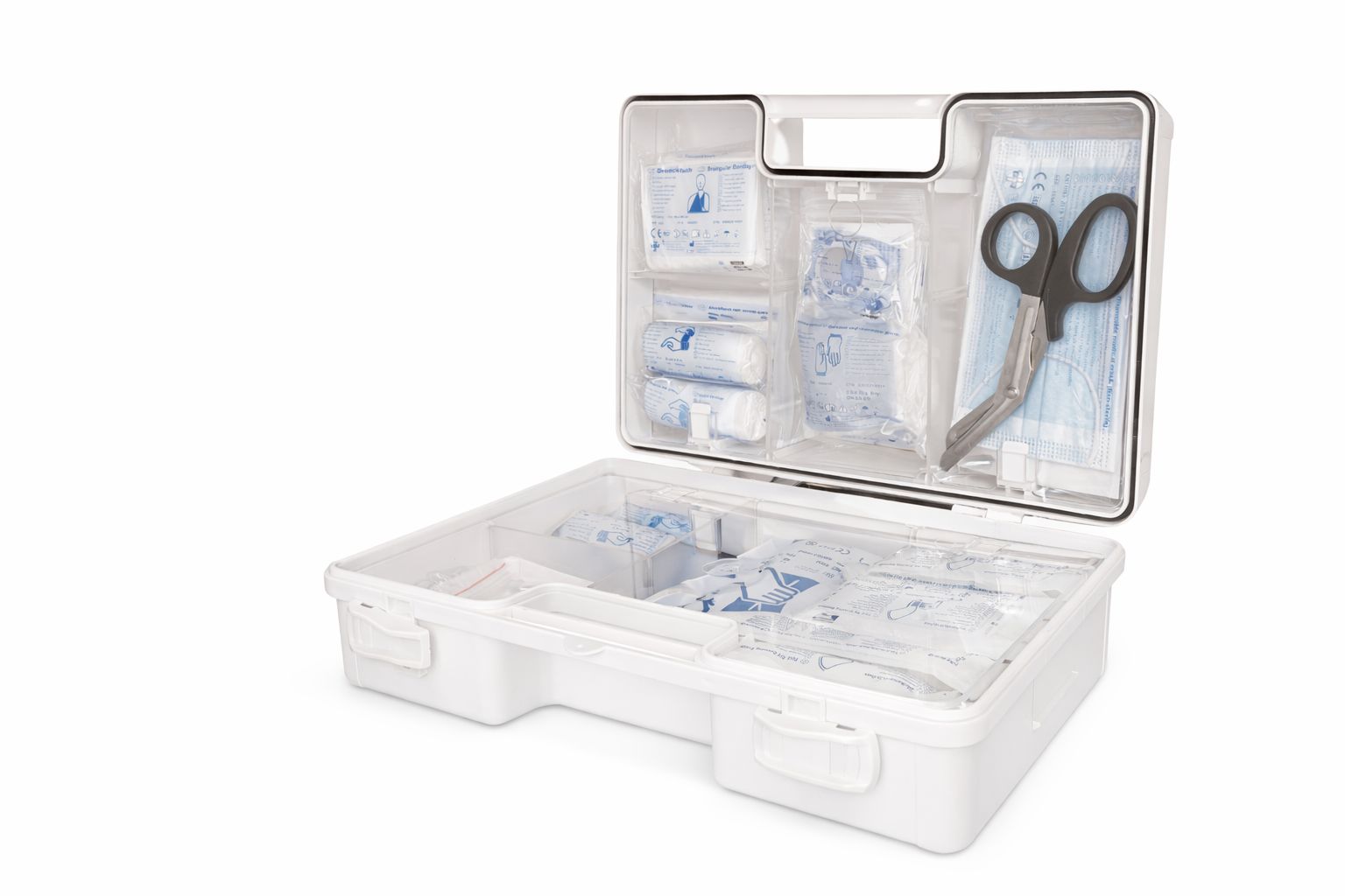 Geöffnete weiße Erste-Hilfe-Koffer mit Inhalt: Verbandsmaterial, Schere, etc.