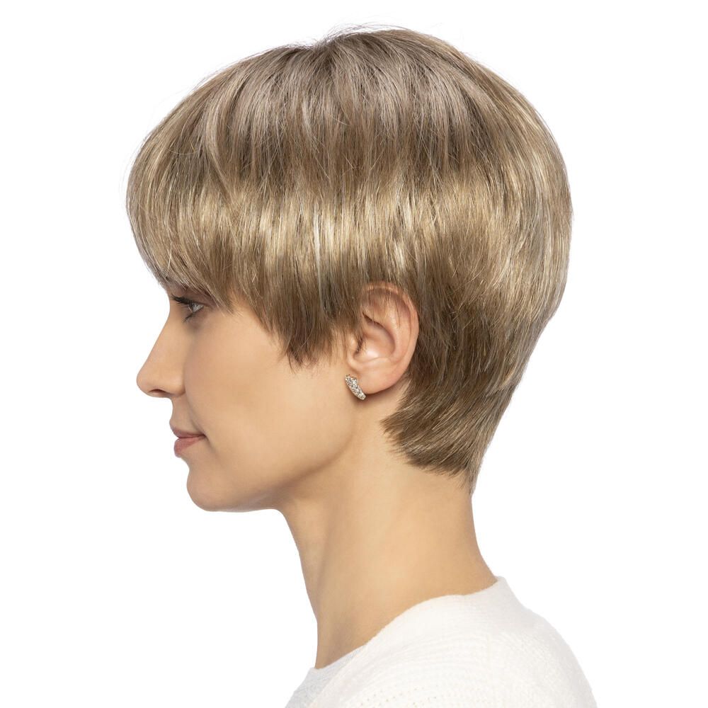 Kurzhaarperücke in Blondtönen. Profilansicht einer Frau, die die Perücke trägt. Die Perücke hat einen Pony und einen geraden Schnitt.