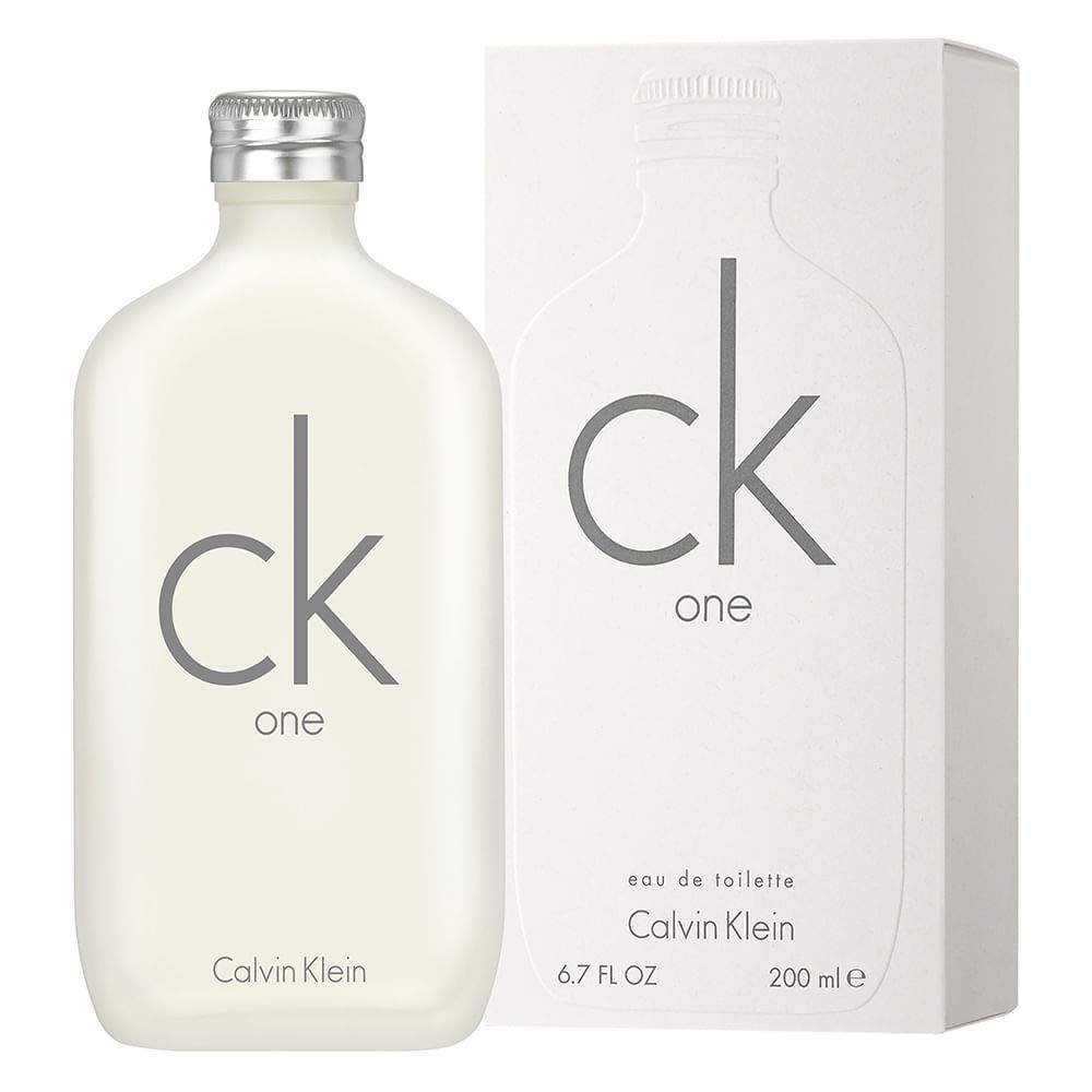 Calvin Klein One Eau de Toilette Spray. Flakon und Verpackung weiß. Aufschrift 'ck one' und 'Calvin Klein'.