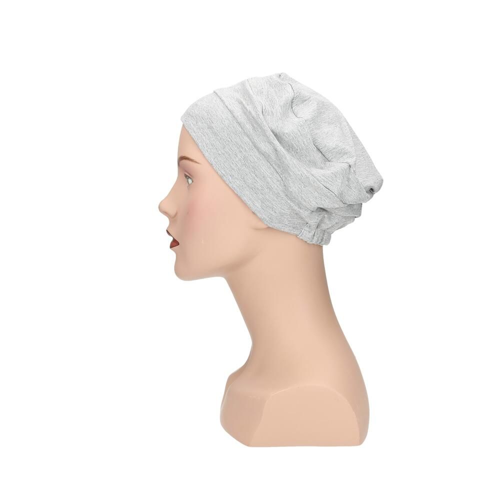 Hellgrauer Turban auf einer Schaufensterpuppe. Profilansicht. Stoffhaube mit breitem Saum.