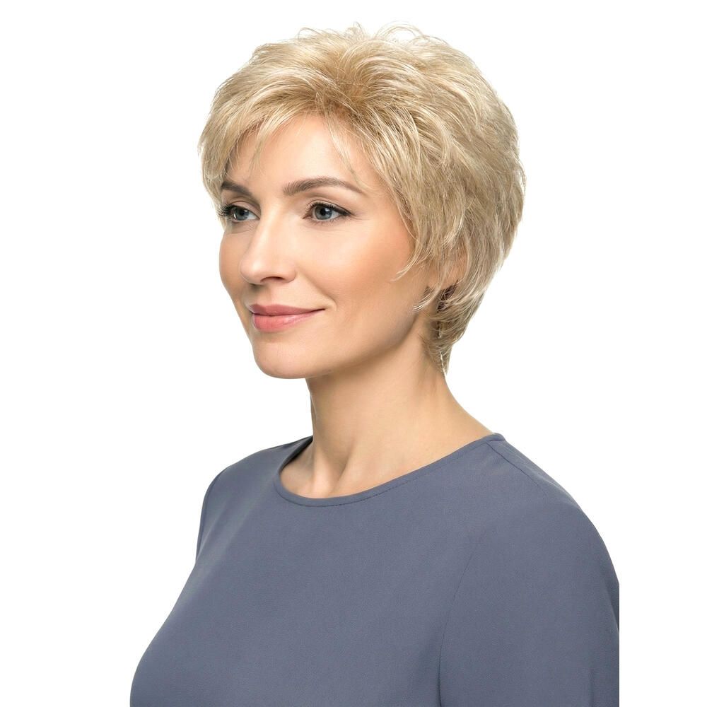 Kurzhaarperücke, blond, seitliche Ansicht einer Frau. Die Perücke hat einen welligen Schnitt.