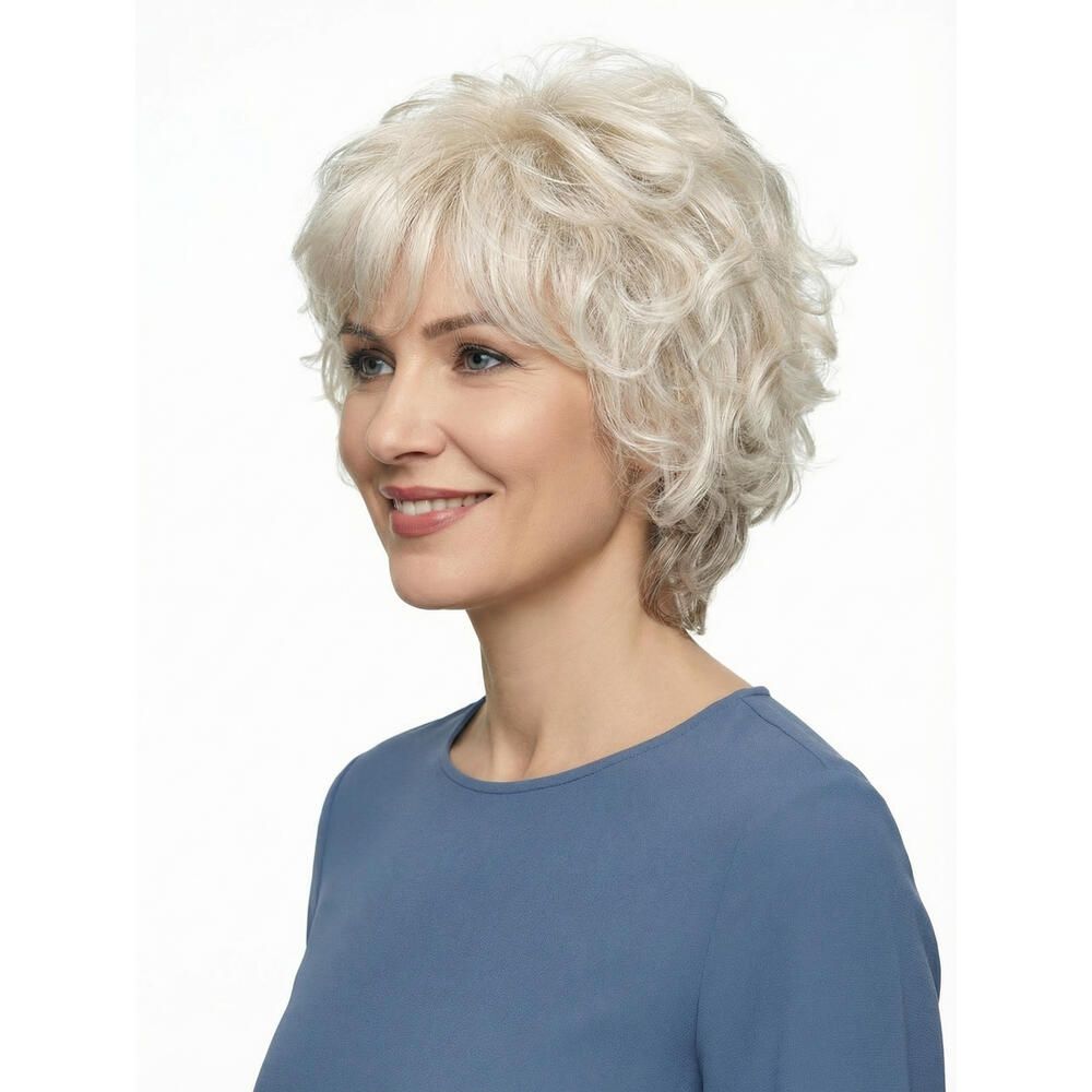 Perücke Lillith von trendhair. Kurze, lockige, graue Kunsthaarperücke. Seitenansicht einer Frau mit blauem Oberteil.