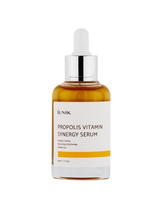 Serumflasche mit weißem Etikett. Aufschrift: iUNIK, Propolis Vitamin Synergy Serum. Mit Pipette.