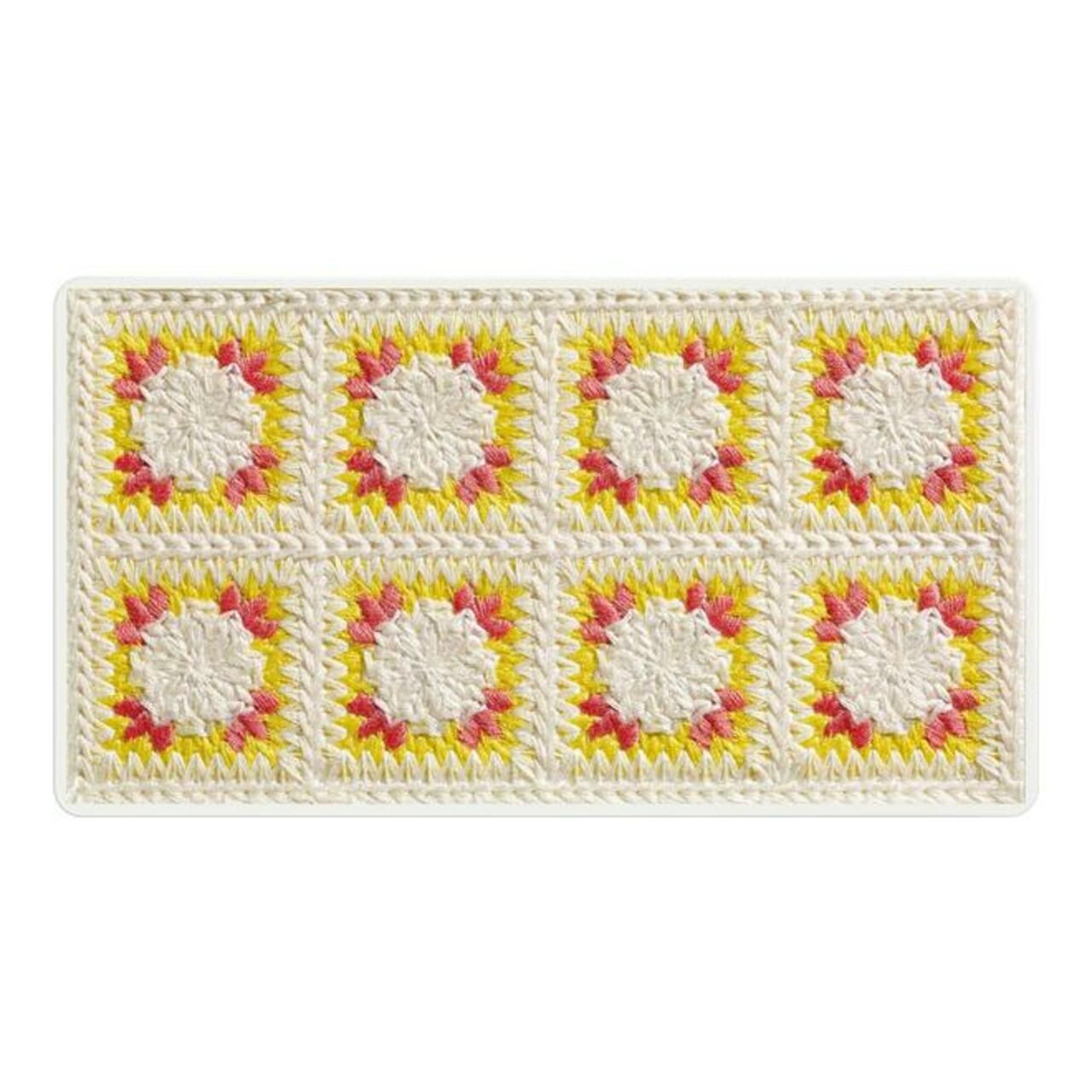 Gehäkelte Kosmetikpalette mit quadratischen Mustern in Weiß, Gelb und Rosa. Rechteckige Form, Draufsicht.