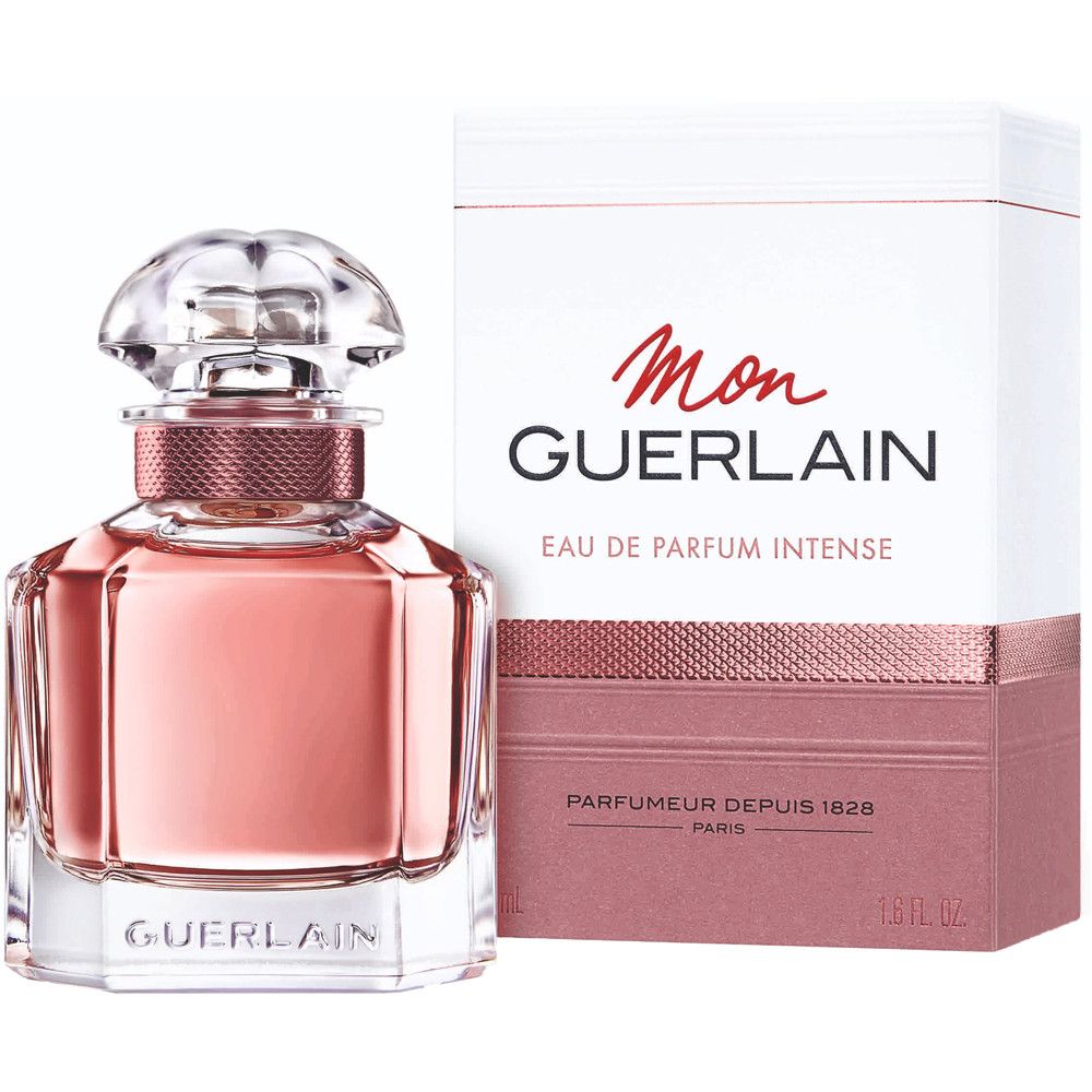 Flakon mit rosafarbenem Inhalt und Verpackung. Aufschrift: Mon Guerlain Eau de Parfum Intense. Parfumeur Depuis 1828.