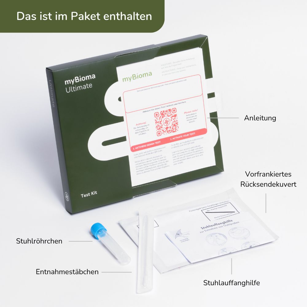 Geöffnete Schachtel mit Testmaterialien: Röhrchen, Stäbchen, Anleitung, Umschlag. 'myBioma Ultimate' auf der Schachtel.