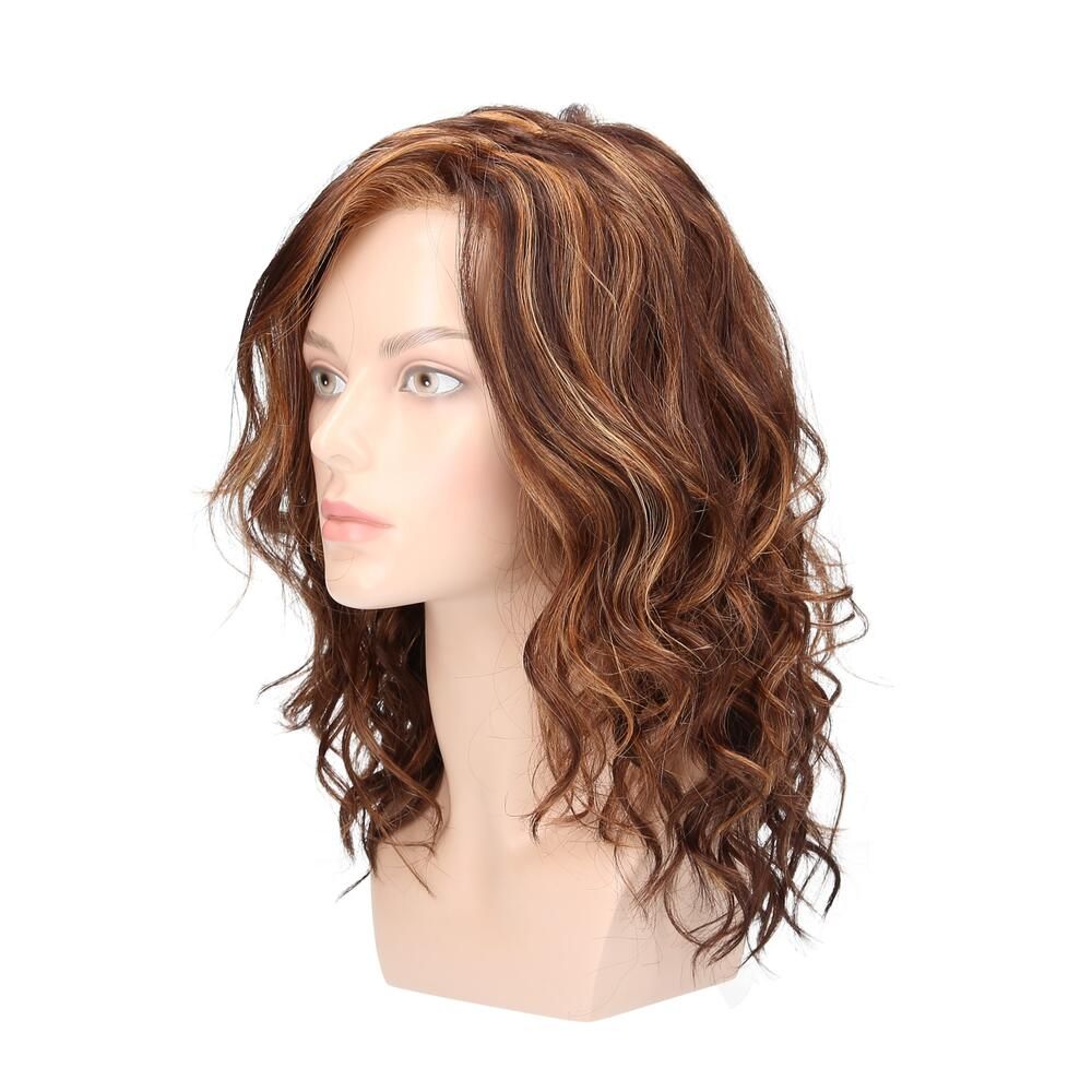 Perücke May von trendhair. Braun mit blonden Strähnen, gewelltes Haar. Seitenansicht auf einem Schaufensterkopf.