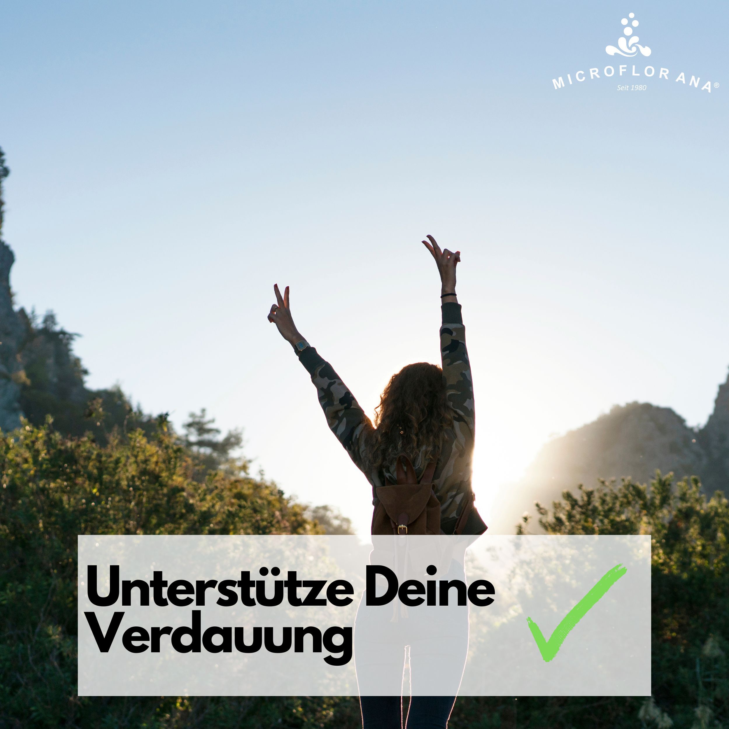 Person mit erhobenen Armen vor Berglandschaft. Text: Unterstütze Deine Verdauung. Logo: MICROFLORANA.