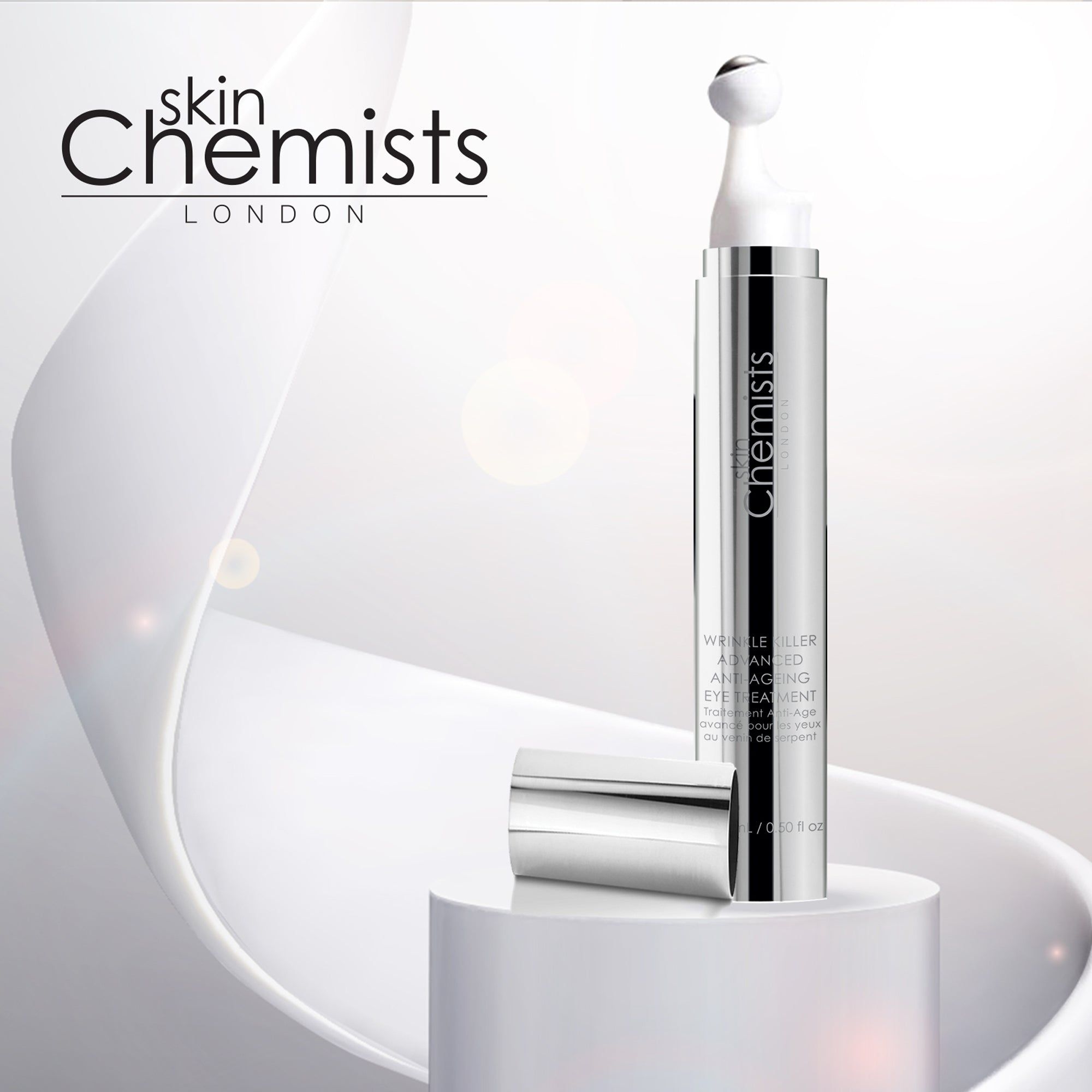 Augenserum-Flasche mit Roll-on-Applikator auf Podest. Aufschrift: Skin Chemists, Wrinkle Killer, Advanced Anti-Aging Eye Treatment.