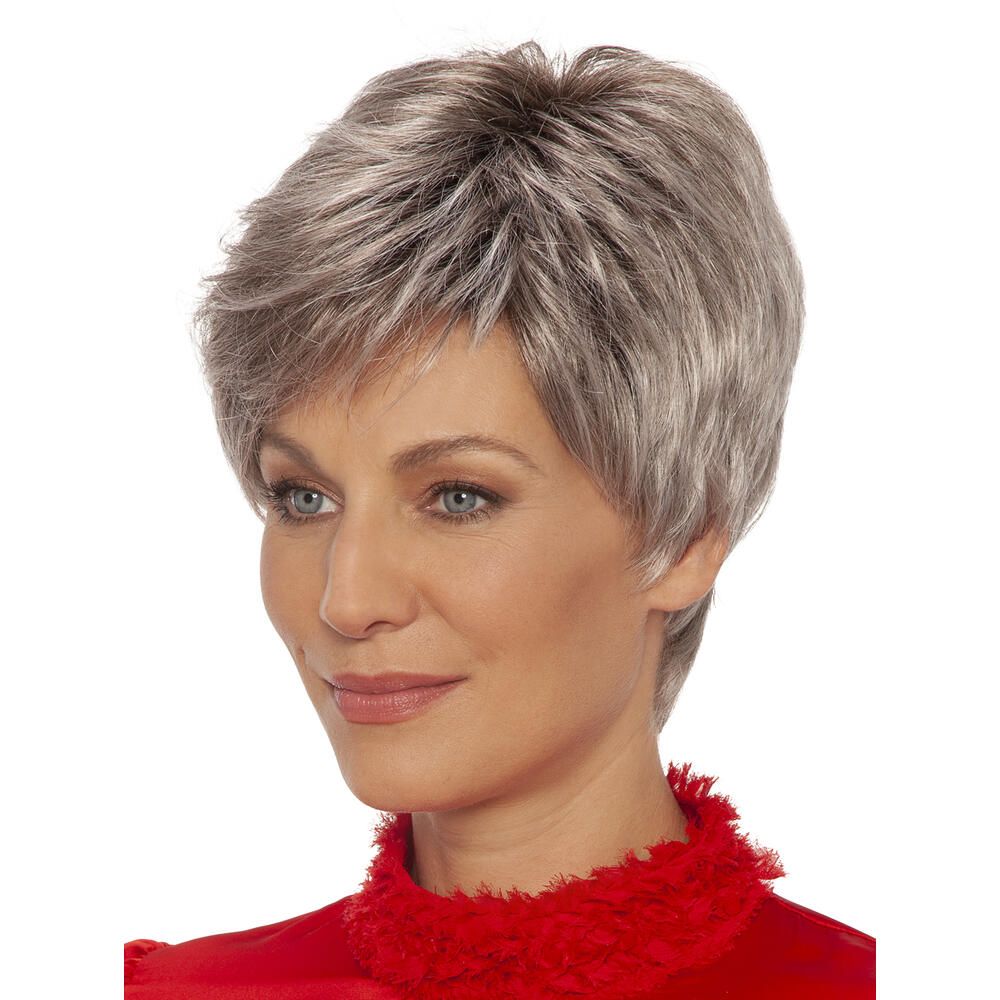 Kurzhaarperücke in Weidengrau mit dunklem Ansatz. Frau mit rotem Oberteil, Seitenansicht.