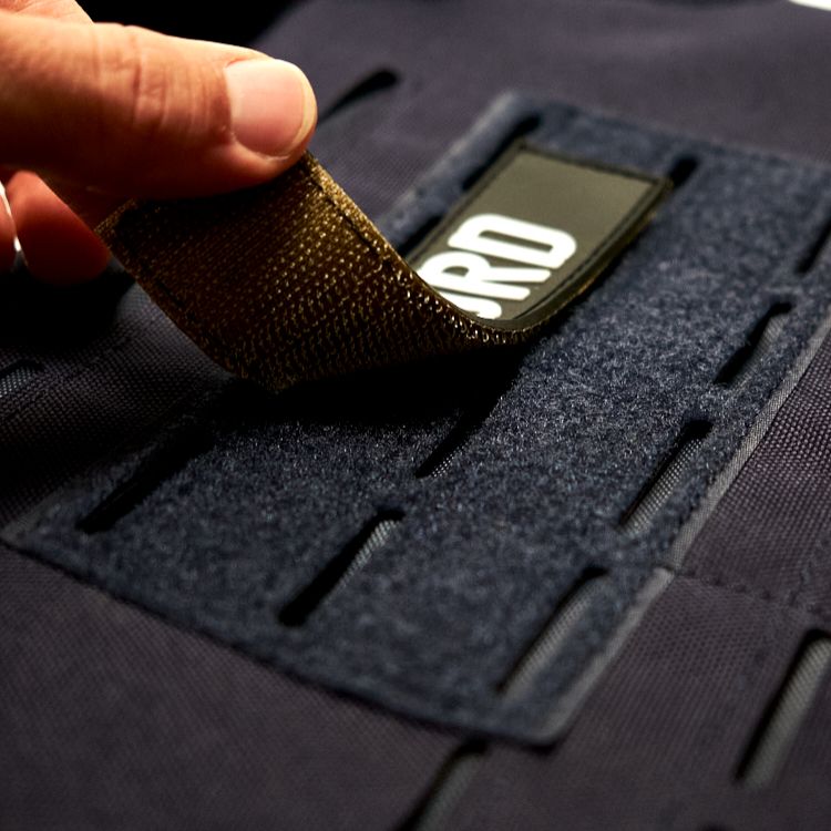 Nahaufnahme eines navyblauen Stoffes mit einem Klettverschluss, auf dem "SIGURD" steht.