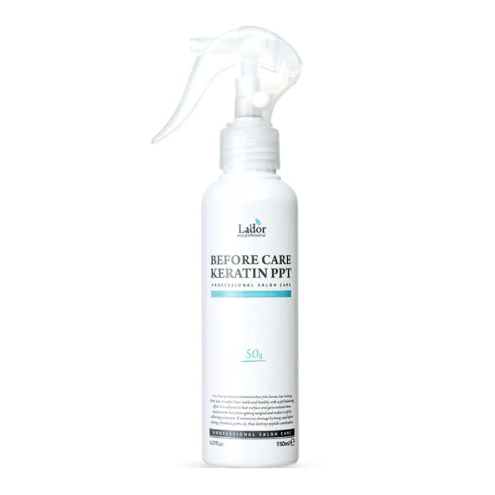 Weiße Sprühflasche mit LADOR Before Care Keratin PPT-Etikett. Transparenter Sprühkopf. Professionelle Haarpflege.
