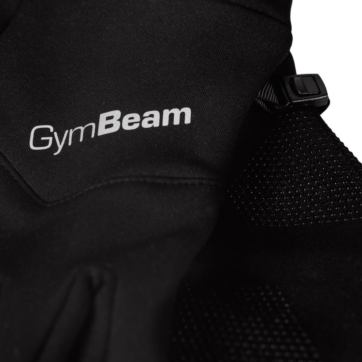 Detailansicht des GymBeam-Logos auf schwarzen Laufhandschuhen.